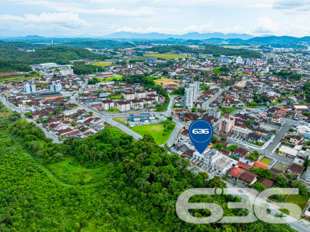 Descubra o Encanto de Morar no Coração de Joinville: Residência Geminada à Venda no Bairro Costa e Silva
Seja bem-vindo ao lar dos seus sonhos! Apresentamos um sofisticado sobrado geminado, oferecendo 112,50 m² de área construída, perfeitamente planejada para otimizar cada metro quadrado de conforto e estilo. Situado na dinâmica cidade de Joinville, no acolhedor bairro Costa e Silva, este imóvel é um verdadeiro refúgio urbano e com total acessibilidade a BR.
A residência destaca-se por sua localização privilegiada, com fácil acesso a vias principais, shopping centers, escolas, hospitais e todos os serviços públicos essenciais, facilitando o seu dia a dia.
Este imóvel geminado é composto por uma suíte com sacada, oferecendo uma vista encantadora e privativa. Conta também com dois dormitórios adicionais, ambos com infraestrutura para condicionadores de ar, garantindo conforto térmico o ano inteiro. A sala de estar é espaçosa e integrada a uma copa e cozinha moderna, ideal para momentos de descontração e convívio. Complementam o imóvel duas garagens, sendo uma coberta, duas elegantes casas de banho completas com acabamento de alto padrão em porcelanato de grandes formatos (1.20x1.20cm), e uma lavanderia independente.
O imóvel oferece acabamentos de alta qualidade, como massa corrida interna, textura projetada externamente, rebaixo de gesso em ambos os pisos, e cortineiros em todas as janelas. A escada é um show à parte, com revestimento em porcelanato e guarda-corpo de vidro, destacando-se no ambiente por sua elegância e modernidade.
Para os apreciadores de um bom churrasco e momentos ao ar livre, a área de festa é perfeita para reunir amigos e familiares. A infraestrutura para piscina já está pronta, esperando apenas a realização do seu projeto de lazer dos sonhos. Além disso, o imóvel é cercado, permitindo animais, o que o torna ideal para quem deseja viver com seus pets.
Invista em qualidade de vida e conforto. Venha conhecer este imóvel único e deixe-se encantar pela possibilidade de criar novas memórias em um espaço projetado para o bem-estar de sua família. A 636 Negócios Imobiliários está pronta para ajudá-lo a realizar seu sonho com a excelência e o cuidado que só mais de 30 anos de experiência no mercado imobiliário podem oferecer. Aguardamos seu contato para uma visita inesquecível!
636 NEGÓCIOS IMOBILIÁRIOS: A SUA MELHOR ESCOLHA
Com mais de 30 anos de experiência, a 636 Negócios Imobiliários é sua parceira ideal para encontrar o imóvel perfeito. Estamos prontos para ajudá-lo a fazer deste imóvel o seu novo lar.
Telefone: (47) 3451-0636
WhatsApp: (47) 99190-0636
Não perca esta oportunidade única. Visite nosso site para mais informações: i636.com.br