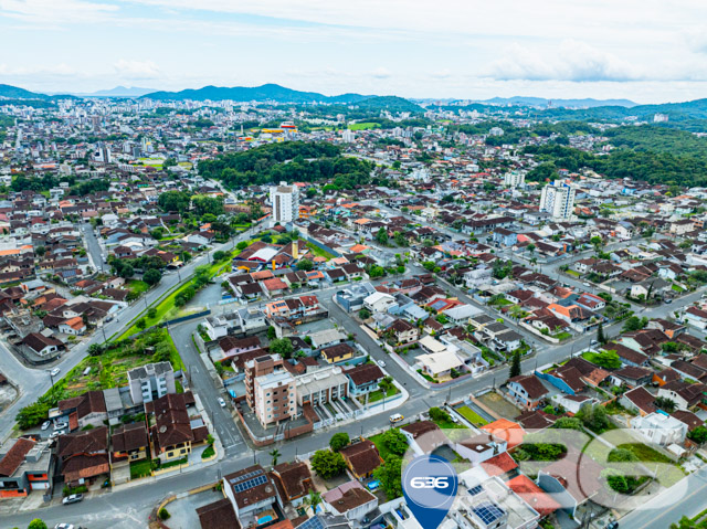 Descubra o Encanto de Morar no Coração de Joinville: Residência Geminada à Venda no Bairro Costa e Silva
Seja bem-vindo ao lar dos seus sonhos! Apresentamos um sofisticado sobrado geminado, oferecendo 112,50 m² de área construída, perfeitamente planejada para otimizar cada metro quadrado de conforto e estilo. Situado na dinâmica cidade de Joinville, no acolhedor bairro Costa e Silva, este imóvel é um verdadeiro refúgio urbano e com total acessibilidade a BR.
A residência destaca-se por sua localização privilegiada, com fácil acesso a vias principais, shopping centers, escolas, hospitais e todos os serviços públicos essenciais, facilitando o seu dia a dia.
Este imóvel geminado é composto por uma suíte com sacada, oferecendo uma vista encantadora e privativa. Conta também com dois dormitórios adicionais, ambos com infraestrutura para condicionadores de ar, garantindo conforto térmico o ano inteiro. A sala de estar é espaçosa e integrada a uma copa e cozinha moderna, ideal para momentos de descontração e convívio. Complementam o imóvel duas garagens, sendo uma coberta, duas elegantes casas de banho completas com acabamento de alto padrão em porcelanato de grandes formatos (1.20x1.20cm), e uma lavanderia independente.
O imóvel oferece acabamentos de alta qualidade, como massa corrida interna, textura projetada externamente, rebaixo de gesso em ambos os pisos, e cortineiros em todas as janelas. A escada é um show à parte, com revestimento em porcelanato e guarda-corpo de vidro, destacando-se no ambiente por sua elegância e modernidade.
Para os apreciadores de um bom churrasco e momentos ao ar livre, a área de festa é perfeita para reunir amigos e familiares. A infraestrutura para piscina já está pronta, esperando apenas a realização do seu projeto de lazer dos sonhos. Além disso, o imóvel é cercado, permitindo animais, o que o torna ideal para quem deseja viver com seus pets.
Invista em qualidade de vida e conforto. Venha conhecer este imóvel único e deixe-se encantar pela possibilidade de criar novas memórias em um espaço projetado para o bem-estar de sua família. A 636 Negócios Imobiliários está pronta para ajudá-lo a realizar seu sonho com a excelência e o cuidado que só mais de 30 anos de experiência no mercado imobiliário podem oferecer. Aguardamos seu contato para uma visita inesquecível!
636 NEGÓCIOS IMOBILIÁRIOS: A SUA MELHOR ESCOLHA
Com mais de 30 anos de experiência, a 636 Negócios Imobiliários é sua parceira ideal para encontrar o imóvel perfeito. Estamos prontos para ajudá-lo a fazer deste imóvel o seu novo lar.
Telefone: (47) 3451-0636
WhatsApp: (47) 99190-0636
Não perca esta oportunidade única. Visite nosso site para mais informações: i636.com.br