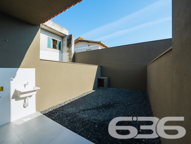 Descubra seu próximo lar em Joinville no charmoso bairro de Iririú. Este moderno e espaçoso sobrado geminado,  oferece uma combinação perfeita de design contemporâneo e conforto com seus 81,13m² de área construída, perfeitamente planejados em um terreno de geometria regular e topografia plana.

Ao entrar neste imóvel, você será saudado por uma espaçosa sala de estar integrada com a sala de jantar, perfeita para entretenimento e momentos em família. A copa e cozinha conjugada são um verdadeiro convite ao prazer culinário, com acabamentos de alta qualidade e design prático. Com uma área construída de 81,13m², este imóvel é ideal para quem procura um espaço amplo e bem distribuído.

O sobrado dispõe de duas suítes, ambas com sacadas que oferecem uma vista privilegiada do bairro e garantem um ambiente iluminado e arejado. As suítes são complementadas por banheiros modernos, equipados com acabamentos de primeira linha. Além disso, um lavabo adicional serve à área social, proporcionando conveniência e privacidade.

A área de serviço é bem dimensionada e funcional, situada de maneira estratégica para facilitar o dia a dia. A garagem é prática e acessível, garantindo facilidade para estacionar.

Localizado em uma rua pavimentada, o acesso à propriedade é fácil e conveniente, próximo a serviços essenciais, áreas comerciais e de lazer, fazendo desta residência um lugar ideal para se viver.

Em resumo, este imóvel não só atende às necessidades de espaço e design moderno, mas também oferece uma localização privilegiada em uma das áreas mais desejadas de Joinville. Com 636 Negócios Imobiliários, você descobre que é possível viver em um lugar que reflete excelência e qualidade, com a segurança de um investimento sólido em uma comunidade crescente. Agende sua visita e venha conhecer seu novo lar!
 
636 NEGÓCIOS IMOBILIÁRIOS: A SUA MELHOR ESCOLHA
Com mais de 30 anos de experiência, a 636 Negócios Imobiliários é sua parceira ideal para encontrar o imóvel perfeito. Estamos prontos para ajudá-lo a fazer deste imóvel o seu novo lar.
 
Telefone: (47) 3451-0636
WhatsApp: (47) 99190-0636
 
Não perca esta oportunidade única. Visite nosso site para mais informações: i636.com.br