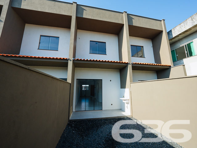 Descubra seu próximo lar em Joinville no charmoso bairro de Iririú. Este moderno e espaçoso sobrado geminado,  oferece uma combinação perfeita de design contemporâneo e conforto com seus 81,13m² de área construída, perfeitamente planejados em um terreno de geometria regular e topografia plana.

Ao entrar neste imóvel, você será saudado por uma espaçosa sala de estar integrada com a sala de jantar, perfeita para entretenimento e momentos em família. A copa e cozinha conjugada são um verdadeiro convite ao prazer culinário, com acabamentos de alta qualidade e design prático. Com uma área construída de 81,13m², este imóvel é ideal para quem procura um espaço amplo e bem distribuído.

O sobrado dispõe de duas suítes, ambas com sacadas que oferecem uma vista privilegiada do bairro e garantem um ambiente iluminado e arejado. As suítes são complementadas por banheiros modernos, equipados com acabamentos de primeira linha. Além disso, um lavabo adicional serve à área social, proporcionando conveniência e privacidade.

A área de serviço é bem dimensionada e funcional, situada de maneira estratégica para facilitar o dia a dia. A garagem é prática e acessível, garantindo facilidade para estacionar.

Localizado em uma rua pavimentada, o acesso à propriedade é fácil e conveniente, próximo a serviços essenciais, áreas comerciais e de lazer, fazendo desta residência um lugar ideal para se viver.

Em resumo, este imóvel não só atende às necessidades de espaço e design moderno, mas também oferece uma localização privilegiada em uma das áreas mais desejadas de Joinville. Com 636 Negócios Imobiliários, você descobre que é possível viver em um lugar que reflete excelência e qualidade, com a segurança de um investimento sólido em uma comunidade crescente. Agende sua visita e venha conhecer seu novo lar!
 
636 NEGÓCIOS IMOBILIÁRIOS: A SUA MELHOR ESCOLHA
Com mais de 30 anos de experiência, a 636 Negócios Imobiliários é sua parceira ideal para encontrar o imóvel perfeito. Estamos prontos para ajudá-lo a fazer deste imóvel o seu novo lar.
 
Telefone: (47) 3451-0636
WhatsApp: (47) 99190-0636
 
Não perca esta oportunidade única. Visite nosso site para mais informações: i636.com.br