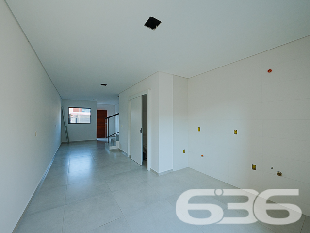 Descubra seu próximo lar em Joinville no charmoso bairro de Iririú. Este moderno e espaçoso sobrado geminado,  oferece uma combinação perfeita de design contemporâneo e conforto com seus 81,13m² de área construída, perfeitamente planejados em um terreno de geometria regular e topografia plana.

Ao entrar neste imóvel, você será saudado por uma espaçosa sala de estar integrada com a sala de jantar, perfeita para entretenimento e momentos em família. A copa e cozinha conjugada são um verdadeiro convite ao prazer culinário, com acabamentos de alta qualidade e design prático. Com uma área construída de 81,13m², este imóvel é ideal para quem procura um espaço amplo e bem distribuído.

O sobrado dispõe de duas suítes, ambas com sacadas que oferecem uma vista privilegiada do bairro e garantem um ambiente iluminado e arejado. As suítes são complementadas por banheiros modernos, equipados com acabamentos de primeira linha. Além disso, um lavabo adicional serve à área social, proporcionando conveniência e privacidade.

A área de serviço é bem dimensionada e funcional, situada de maneira estratégica para facilitar o dia a dia. A garagem é prática e acessível, garantindo facilidade para estacionar.

Localizado em uma rua pavimentada, o acesso à propriedade é fácil e conveniente, próximo a serviços essenciais, áreas comerciais e de lazer, fazendo desta residência um lugar ideal para se viver.

Em resumo, este imóvel não só atende às necessidades de espaço e design moderno, mas também oferece uma localização privilegiada em uma das áreas mais desejadas de Joinville. Com 636 Negócios Imobiliários, você descobre que é possível viver em um lugar que reflete excelência e qualidade, com a segurança de um investimento sólido em uma comunidade crescente. Agende sua visita e venha conhecer seu novo lar!
 
636 NEGÓCIOS IMOBILIÁRIOS: A SUA MELHOR ESCOLHA
Com mais de 30 anos de experiência, a 636 Negócios Imobiliários é sua parceira ideal para encontrar o imóvel perfeito. Estamos prontos para ajudá-lo a fazer deste imóvel o seu novo lar.
 
Telefone: (47) 3451-0636
WhatsApp: (47) 99190-0636
 
Não perca esta oportunidade única. Visite nosso site para mais informações: i636.com.br