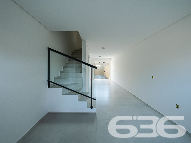 Descubra seu próximo lar em Joinville no charmoso bairro de Iririú. Este moderno e espaçoso sobrado geminado,  oferece uma combinação perfeita de design contemporâneo e conforto com seus 81,13m² de área construída, perfeitamente planejados em um terreno de geometria regular e topografia plana.

Ao entrar neste imóvel, você será saudado por uma espaçosa sala de estar integrada com a sala de jantar, perfeita para entretenimento e momentos em família. A copa e cozinha conjugada são um verdadeiro convite ao prazer culinário, com acabamentos de alta qualidade e design prático. Com uma área construída de 81,13m², este imóvel é ideal para quem procura um espaço amplo e bem distribuído.

O sobrado dispõe de duas suítes, ambas com sacadas que oferecem uma vista privilegiada do bairro e garantem um ambiente iluminado e arejado. As suítes são complementadas por banheiros modernos, equipados com acabamentos de primeira linha. Além disso, um lavabo adicional serve à área social, proporcionando conveniência e privacidade.

A área de serviço é bem dimensionada e funcional, situada de maneira estratégica para facilitar o dia a dia. A garagem é prática e acessível, garantindo facilidade para estacionar.

Localizado em uma rua pavimentada, o acesso à propriedade é fácil e conveniente, próximo a serviços essenciais, áreas comerciais e de lazer, fazendo desta residência um lugar ideal para se viver.

Em resumo, este imóvel não só atende às necessidades de espaço e design moderno, mas também oferece uma localização privilegiada em uma das áreas mais desejadas de Joinville. Com 636 Negócios Imobiliários, você descobre que é possível viver em um lugar que reflete excelência e qualidade, com a segurança de um investimento sólido em uma comunidade crescente. Agende sua visita e venha conhecer seu novo lar!
 
636 NEGÓCIOS IMOBILIÁRIOS: A SUA MELHOR ESCOLHA
Com mais de 30 anos de experiência, a 636 Negócios Imobiliários é sua parceira ideal para encontrar o imóvel perfeito. Estamos prontos para ajudá-lo a fazer deste imóvel o seu novo lar.
 
Telefone: (47) 3451-0636
WhatsApp: (47) 99190-0636
 
Não perca esta oportunidade única. Visite nosso site para mais informações: i636.com.br