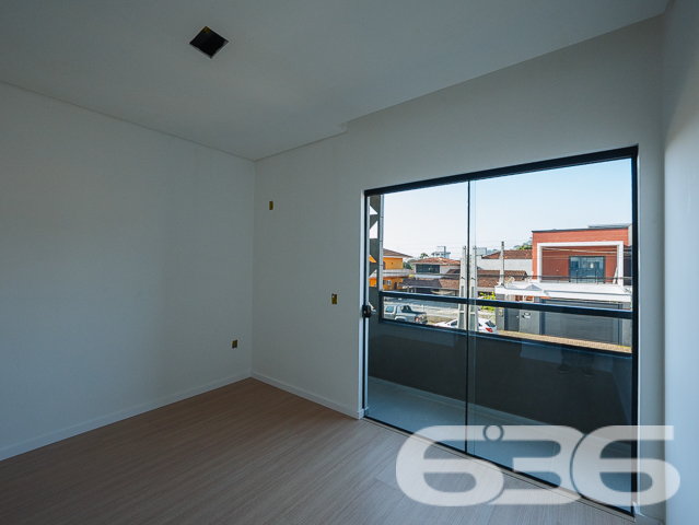 Descubra seu próximo lar em Joinville no charmoso bairro de Iririú. Este moderno e espaçoso sobrado geminado,  oferece uma combinação perfeita de design contemporâneo e conforto com seus 81,13m² de área construída, perfeitamente planejados em um terreno de geometria regular e topografia plana.

Ao entrar neste imóvel, você será saudado por uma espaçosa sala de estar integrada com a sala de jantar, perfeita para entretenimento e momentos em família. A copa e cozinha conjugada são um verdadeiro convite ao prazer culinário, com acabamentos de alta qualidade e design prático. Com uma área construída de 81,13m², este imóvel é ideal para quem procura um espaço amplo e bem distribuído.

O sobrado dispõe de duas suítes, ambas com sacadas que oferecem uma vista privilegiada do bairro e garantem um ambiente iluminado e arejado. As suítes são complementadas por banheiros modernos, equipados com acabamentos de primeira linha. Além disso, um lavabo adicional serve à área social, proporcionando conveniência e privacidade.

A área de serviço é bem dimensionada e funcional, situada de maneira estratégica para facilitar o dia a dia. A garagem é prática e acessível, garantindo facilidade para estacionar.

Localizado em uma rua pavimentada, o acesso à propriedade é fácil e conveniente, próximo a serviços essenciais, áreas comerciais e de lazer, fazendo desta residência um lugar ideal para se viver.

Em resumo, este imóvel não só atende às necessidades de espaço e design moderno, mas também oferece uma localização privilegiada em uma das áreas mais desejadas de Joinville. Com 636 Negócios Imobiliários, você descobre que é possível viver em um lugar que reflete excelência e qualidade, com a segurança de um investimento sólido em uma comunidade crescente. Agende sua visita e venha conhecer seu novo lar!
 
636 NEGÓCIOS IMOBILIÁRIOS: A SUA MELHOR ESCOLHA
Com mais de 30 anos de experiência, a 636 Negócios Imobiliários é sua parceira ideal para encontrar o imóvel perfeito. Estamos prontos para ajudá-lo a fazer deste imóvel o seu novo lar.
 
Telefone: (47) 3451-0636
WhatsApp: (47) 99190-0636
 
Não perca esta oportunidade única. Visite nosso site para mais informações: i636.com.br
