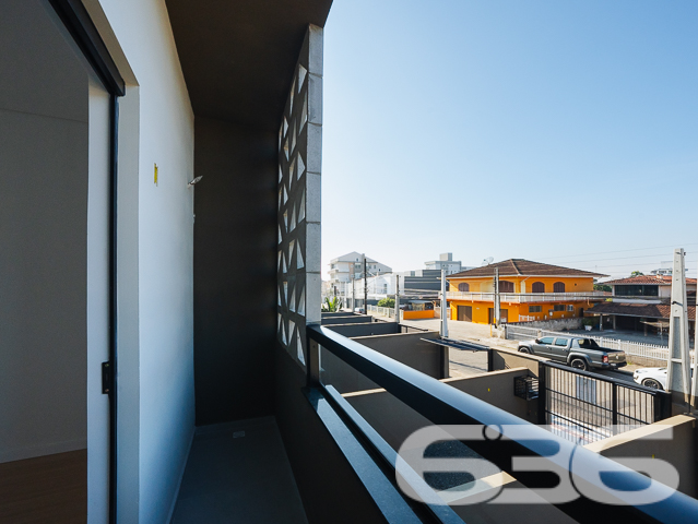 Descubra seu próximo lar em Joinville no charmoso bairro de Iririú. Este moderno e espaçoso sobrado geminado,  oferece uma combinação perfeita de design contemporâneo e conforto com seus 81,13m² de área construída, perfeitamente planejados em um terreno de geometria regular e topografia plana.

Ao entrar neste imóvel, você será saudado por uma espaçosa sala de estar integrada com a sala de jantar, perfeita para entretenimento e momentos em família. A copa e cozinha conjugada são um verdadeiro convite ao prazer culinário, com acabamentos de alta qualidade e design prático. Com uma área construída de 81,13m², este imóvel é ideal para quem procura um espaço amplo e bem distribuído.

O sobrado dispõe de duas suítes, ambas com sacadas que oferecem uma vista privilegiada do bairro e garantem um ambiente iluminado e arejado. As suítes são complementadas por banheiros modernos, equipados com acabamentos de primeira linha. Além disso, um lavabo adicional serve à área social, proporcionando conveniência e privacidade.

A área de serviço é bem dimensionada e funcional, situada de maneira estratégica para facilitar o dia a dia. A garagem é prática e acessível, garantindo facilidade para estacionar.

Localizado em uma rua pavimentada, o acesso à propriedade é fácil e conveniente, próximo a serviços essenciais, áreas comerciais e de lazer, fazendo desta residência um lugar ideal para se viver.

Em resumo, este imóvel não só atende às necessidades de espaço e design moderno, mas também oferece uma localização privilegiada em uma das áreas mais desejadas de Joinville. Com 636 Negócios Imobiliários, você descobre que é possível viver em um lugar que reflete excelência e qualidade, com a segurança de um investimento sólido em uma comunidade crescente. Agende sua visita e venha conhecer seu novo lar!
 
636 NEGÓCIOS IMOBILIÁRIOS: A SUA MELHOR ESCOLHA
Com mais de 30 anos de experiência, a 636 Negócios Imobiliários é sua parceira ideal para encontrar o imóvel perfeito. Estamos prontos para ajudá-lo a fazer deste imóvel o seu novo lar.
 
Telefone: (47) 3451-0636
WhatsApp: (47) 99190-0636
 
Não perca esta oportunidade única. Visite nosso site para mais informações: i636.com.br