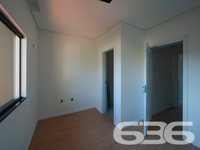 Descubra seu próximo lar em Joinville no charmoso bairro de Iririú. Este moderno e espaçoso sobrado geminado,  oferece uma combinação perfeita de design contemporâneo e conforto com seus 81,13m² de área construída, perfeitamente planejados em um terreno de geometria regular e topografia plana.

Ao entrar neste imóvel, você será saudado por uma espaçosa sala de estar integrada com a sala de jantar, perfeita para entretenimento e momentos em família. A copa e cozinha conjugada são um verdadeiro convite ao prazer culinário, com acabamentos de alta qualidade e design prático. Com uma área construída de 81,13m², este imóvel é ideal para quem procura um espaço amplo e bem distribuído.

O sobrado dispõe de duas suítes, ambas com sacadas que oferecem uma vista privilegiada do bairro e garantem um ambiente iluminado e arejado. As suítes são complementadas por banheiros modernos, equipados com acabamentos de primeira linha. Além disso, um lavabo adicional serve à área social, proporcionando conveniência e privacidade.

A área de serviço é bem dimensionada e funcional, situada de maneira estratégica para facilitar o dia a dia. A garagem é prática e acessível, garantindo facilidade para estacionar.

Localizado em uma rua pavimentada, o acesso à propriedade é fácil e conveniente, próximo a serviços essenciais, áreas comerciais e de lazer, fazendo desta residência um lugar ideal para se viver.

Em resumo, este imóvel não só atende às necessidades de espaço e design moderno, mas também oferece uma localização privilegiada em uma das áreas mais desejadas de Joinville. Com 636 Negócios Imobiliários, você descobre que é possível viver em um lugar que reflete excelência e qualidade, com a segurança de um investimento sólido em uma comunidade crescente. Agende sua visita e venha conhecer seu novo lar!
 
636 NEGÓCIOS IMOBILIÁRIOS: A SUA MELHOR ESCOLHA
Com mais de 30 anos de experiência, a 636 Negócios Imobiliários é sua parceira ideal para encontrar o imóvel perfeito. Estamos prontos para ajudá-lo a fazer deste imóvel o seu novo lar.
 
Telefone: (47) 3451-0636
WhatsApp: (47) 99190-0636
 
Não perca esta oportunidade única. Visite nosso site para mais informações: i636.com.br