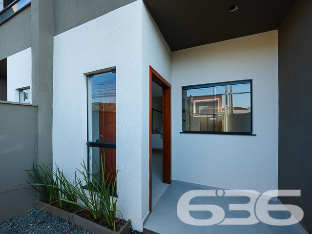 Descubra seu próximo lar em Joinville no charmoso bairro de Iririú. Este moderno e espaçoso sobrado geminado,  oferece uma combinação perfeita de design contemporâneo e conforto com seus 81,13m² de área construída, perfeitamente planejados em um terreno de geometria regular e topografia plana.

Ao entrar neste imóvel, você será saudado por uma espaçosa sala de estar integrada com a sala de jantar, perfeita para entretenimento e momentos em família. A copa e cozinha conjugada são um verdadeiro convite ao prazer culinário, com acabamentos de alta qualidade e design prático. Com uma área construída de 81,13m², este imóvel é ideal para quem procura um espaço amplo e bem distribuído.

O sobrado dispõe de duas suítes, ambas com sacadas que oferecem uma vista privilegiada do bairro e garantem um ambiente iluminado e arejado. As suítes são complementadas por banheiros modernos, equipados com acabamentos de primeira linha. Além disso, um lavabo adicional serve à área social, proporcionando conveniência e privacidade.

A área de serviço é bem dimensionada e funcional, situada de maneira estratégica para facilitar o dia a dia. A garagem é prática e acessível, garantindo facilidade para estacionar.

Localizado em uma rua pavimentada, o acesso à propriedade é fácil e conveniente, próximo a serviços essenciais, áreas comerciais e de lazer, fazendo desta residência um lugar ideal para se viver.

Em resumo, este imóvel não só atende às necessidades de espaço e design moderno, mas também oferece uma localização privilegiada em uma das áreas mais desejadas de Joinville. Com 636 Negócios Imobiliários, você descobre que é possível viver em um lugar que reflete excelência e qualidade, com a segurança de um investimento sólido em uma comunidade crescente. Agende sua visita e venha conhecer seu novo lar!
 
636 NEGÓCIOS IMOBILIÁRIOS: A SUA MELHOR ESCOLHA
Com mais de 30 anos de experiência, a 636 Negócios Imobiliários é sua parceira ideal para encontrar o imóvel perfeito. Estamos prontos para ajudá-lo a fazer deste imóvel o seu novo lar.
 
Telefone: (47) 3451-0636
WhatsApp: (47) 99190-0636
 
Não perca esta oportunidade única. Visite nosso site para mais informações: i636.com.br