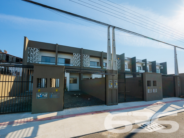 Descubra seu próximo lar em Joinville no charmoso bairro de Iririú. Este moderno e espaçoso sobrado geminado,  oferece uma combinação perfeita de design contemporâneo e conforto com seus 81,13m² de área construída, perfeitamente planejados em um terreno de geometria regular e topografia plana.

Ao entrar neste imóvel, você será saudado por uma espaçosa sala de estar integrada com a sala de jantar, perfeita para entretenimento e momentos em família. A copa e cozinha conjugada são um verdadeiro convite ao prazer culinário, com acabamentos de alta qualidade e design prático. Com uma área construída de 81,13m², este imóvel é ideal para quem procura um espaço amplo e bem distribuído.

O sobrado dispõe de duas suítes, ambas com sacadas que oferecem uma vista privilegiada do bairro e garantem um ambiente iluminado e arejado. As suítes são complementadas por banheiros modernos, equipados com acabamentos de primeira linha. Além disso, um lavabo adicional serve à área social, proporcionando conveniência e privacidade.

A área de serviço é bem dimensionada e funcional, situada de maneira estratégica para facilitar o dia a dia. A garagem é prática e acessível, garantindo facilidade para estacionar.

Localizado em uma rua pavimentada, o acesso à propriedade é fácil e conveniente, próximo a serviços essenciais, áreas comerciais e de lazer, fazendo desta residência um lugar ideal para se viver.

Em resumo, este imóvel não só atende às necessidades de espaço e design moderno, mas também oferece uma localização privilegiada em uma das áreas mais desejadas de Joinville. Com 636 Negócios Imobiliários, você descobre que é possível viver em um lugar que reflete excelência e qualidade, com a segurança de um investimento sólido em uma comunidade crescente. Agende sua visita e venha conhecer seu novo lar!
 
636 NEGÓCIOS IMOBILIÁRIOS: A SUA MELHOR ESCOLHA
Com mais de 30 anos de experiência, a 636 Negócios Imobiliários é sua parceira ideal para encontrar o imóvel perfeito. Estamos prontos para ajudá-lo a fazer deste imóvel o seu novo lar.
 
Telefone: (47) 3451-0636
WhatsApp: (47) 99190-0636
 
Não perca esta oportunidade única. Visite nosso site para mais informações: i636.com.br