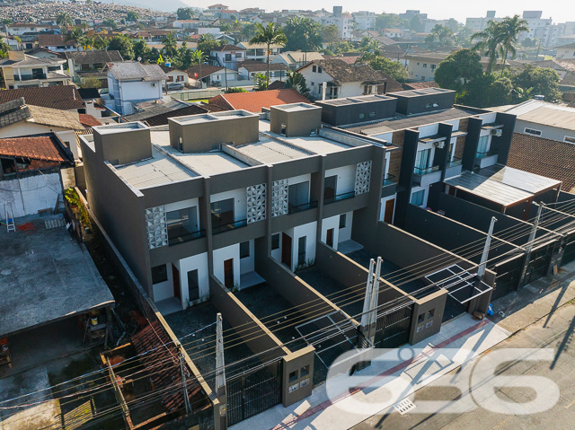 Descubra seu próximo lar em Joinville no charmoso bairro de Iririú. Este moderno e espaçoso sobrado geminado,  oferece uma combinação perfeita de design contemporâneo e conforto com seus 81,13m² de área construída, perfeitamente planejados em um terreno de geometria regular e topografia plana.

Ao entrar neste imóvel, você será saudado por uma espaçosa sala de estar integrada com a sala de jantar, perfeita para entretenimento e momentos em família. A copa e cozinha conjugada são um verdadeiro convite ao prazer culinário, com acabamentos de alta qualidade e design prático. Com uma área construída de 81,13m², este imóvel é ideal para quem procura um espaço amplo e bem distribuído.

O sobrado dispõe de duas suítes, ambas com sacadas que oferecem uma vista privilegiada do bairro e garantem um ambiente iluminado e arejado. As suítes são complementadas por banheiros modernos, equipados com acabamentos de primeira linha. Além disso, um lavabo adicional serve à área social, proporcionando conveniência e privacidade.

A área de serviço é bem dimensionada e funcional, situada de maneira estratégica para facilitar o dia a dia. A garagem é prática e acessível, garantindo facilidade para estacionar.

Localizado em uma rua pavimentada, o acesso à propriedade é fácil e conveniente, próximo a serviços essenciais, áreas comerciais e de lazer, fazendo desta residência um lugar ideal para se viver.

Em resumo, este imóvel não só atende às necessidades de espaço e design moderno, mas também oferece uma localização privilegiada em uma das áreas mais desejadas de Joinville. Com 636 Negócios Imobiliários, você descobre que é possível viver em um lugar que reflete excelência e qualidade, com a segurança de um investimento sólido em uma comunidade crescente. Agende sua visita e venha conhecer seu novo lar!
 
636 NEGÓCIOS IMOBILIÁRIOS: A SUA MELHOR ESCOLHA
Com mais de 30 anos de experiência, a 636 Negócios Imobiliários é sua parceira ideal para encontrar o imóvel perfeito. Estamos prontos para ajudá-lo a fazer deste imóvel o seu novo lar.
 
Telefone: (47) 3451-0636
WhatsApp: (47) 99190-0636
 
Não perca esta oportunidade única. Visite nosso site para mais informações: i636.com.br