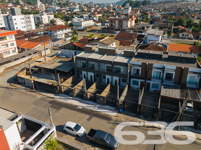 Descubra seu próximo lar em Joinville no charmoso bairro de Iririú. Este moderno e espaçoso sobrado geminado,  oferece uma combinação perfeita de design contemporâneo e conforto com seus 81,13m² de área construída, perfeitamente planejados em um terreno de geometria regular e topografia plana.

Ao entrar neste imóvel, você será saudado por uma espaçosa sala de estar integrada com a sala de jantar, perfeita para entretenimento e momentos em família. A copa e cozinha conjugada são um verdadeiro convite ao prazer culinário, com acabamentos de alta qualidade e design prático. Com uma área construída de 81,13m², este imóvel é ideal para quem procura um espaço amplo e bem distribuído.

O sobrado dispõe de duas suítes, ambas com sacadas que oferecem uma vista privilegiada do bairro e garantem um ambiente iluminado e arejado. As suítes são complementadas por banheiros modernos, equipados com acabamentos de primeira linha. Além disso, um lavabo adicional serve à área social, proporcionando conveniência e privacidade.

A área de serviço é bem dimensionada e funcional, situada de maneira estratégica para facilitar o dia a dia. A garagem é prática e acessível, garantindo facilidade para estacionar.

Localizado em uma rua pavimentada, o acesso à propriedade é fácil e conveniente, próximo a serviços essenciais, áreas comerciais e de lazer, fazendo desta residência um lugar ideal para se viver.

Em resumo, este imóvel não só atende às necessidades de espaço e design moderno, mas também oferece uma localização privilegiada em uma das áreas mais desejadas de Joinville. Com 636 Negócios Imobiliários, você descobre que é possível viver em um lugar que reflete excelência e qualidade, com a segurança de um investimento sólido em uma comunidade crescente. Agende sua visita e venha conhecer seu novo lar!
 
636 NEGÓCIOS IMOBILIÁRIOS: A SUA MELHOR ESCOLHA
Com mais de 30 anos de experiência, a 636 Negócios Imobiliários é sua parceira ideal para encontrar o imóvel perfeito. Estamos prontos para ajudá-lo a fazer deste imóvel o seu novo lar.
 
Telefone: (47) 3451-0636
WhatsApp: (47) 99190-0636
 
Não perca esta oportunidade única. Visite nosso site para mais informações: i636.com.br