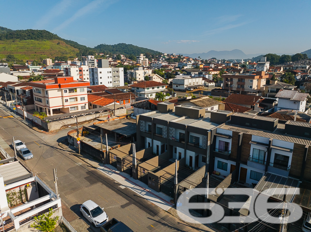 Descubra seu próximo lar em Joinville no charmoso bairro de Iririú. Este moderno e espaçoso sobrado geminado,  oferece uma combinação perfeita de design contemporâneo e conforto com seus 81,13m² de área construída, perfeitamente planejados em um terreno de geometria regular e topografia plana.

Ao entrar neste imóvel, você será saudado por uma espaçosa sala de estar integrada com a sala de jantar, perfeita para entretenimento e momentos em família. A copa e cozinha conjugada são um verdadeiro convite ao prazer culinário, com acabamentos de alta qualidade e design prático. Com uma área construída de 81,13m², este imóvel é ideal para quem procura um espaço amplo e bem distribuído.

O sobrado dispõe de duas suítes, ambas com sacadas que oferecem uma vista privilegiada do bairro e garantem um ambiente iluminado e arejado. As suítes são complementadas por banheiros modernos, equipados com acabamentos de primeira linha. Além disso, um lavabo adicional serve à área social, proporcionando conveniência e privacidade.

A área de serviço é bem dimensionada e funcional, situada de maneira estratégica para facilitar o dia a dia. A garagem é prática e acessível, garantindo facilidade para estacionar.

Localizado em uma rua pavimentada, o acesso à propriedade é fácil e conveniente, próximo a serviços essenciais, áreas comerciais e de lazer, fazendo desta residência um lugar ideal para se viver.

Em resumo, este imóvel não só atende às necessidades de espaço e design moderno, mas também oferece uma localização privilegiada em uma das áreas mais desejadas de Joinville. Com 636 Negócios Imobiliários, você descobre que é possível viver em um lugar que reflete excelência e qualidade, com a segurança de um investimento sólido em uma comunidade crescente. Agende sua visita e venha conhecer seu novo lar!
 
636 NEGÓCIOS IMOBILIÁRIOS: A SUA MELHOR ESCOLHA
Com mais de 30 anos de experiência, a 636 Negócios Imobiliários é sua parceira ideal para encontrar o imóvel perfeito. Estamos prontos para ajudá-lo a fazer deste imóvel o seu novo lar.
 
Telefone: (47) 3451-0636
WhatsApp: (47) 99190-0636
 
Não perca esta oportunidade única. Visite nosso site para mais informações: i636.com.br