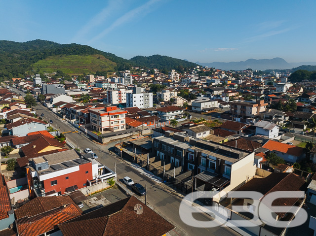 Descubra seu próximo lar em Joinville no charmoso bairro de Iririú. Este moderno e espaçoso sobrado geminado,  oferece uma combinação perfeita de design contemporâneo e conforto com seus 81,13m² de área construída, perfeitamente planejados em um terreno de geometria regular e topografia plana.

Ao entrar neste imóvel, você será saudado por uma espaçosa sala de estar integrada com a sala de jantar, perfeita para entretenimento e momentos em família. A copa e cozinha conjugada são um verdadeiro convite ao prazer culinário, com acabamentos de alta qualidade e design prático. Com uma área construída de 81,13m², este imóvel é ideal para quem procura um espaço amplo e bem distribuído.

O sobrado dispõe de duas suítes, ambas com sacadas que oferecem uma vista privilegiada do bairro e garantem um ambiente iluminado e arejado. As suítes são complementadas por banheiros modernos, equipados com acabamentos de primeira linha. Além disso, um lavabo adicional serve à área social, proporcionando conveniência e privacidade.

A área de serviço é bem dimensionada e funcional, situada de maneira estratégica para facilitar o dia a dia. A garagem é prática e acessível, garantindo facilidade para estacionar.

Localizado em uma rua pavimentada, o acesso à propriedade é fácil e conveniente, próximo a serviços essenciais, áreas comerciais e de lazer, fazendo desta residência um lugar ideal para se viver.

Em resumo, este imóvel não só atende às necessidades de espaço e design moderno, mas também oferece uma localização privilegiada em uma das áreas mais desejadas de Joinville. Com 636 Negócios Imobiliários, você descobre que é possível viver em um lugar que reflete excelência e qualidade, com a segurança de um investimento sólido em uma comunidade crescente. Agende sua visita e venha conhecer seu novo lar!
 
636 NEGÓCIOS IMOBILIÁRIOS: A SUA MELHOR ESCOLHA
Com mais de 30 anos de experiência, a 636 Negócios Imobiliários é sua parceira ideal para encontrar o imóvel perfeito. Estamos prontos para ajudá-lo a fazer deste imóvel o seu novo lar.
 
Telefone: (47) 3451-0636
WhatsApp: (47) 99190-0636
 
Não perca esta oportunidade única. Visite nosso site para mais informações: i636.com.br