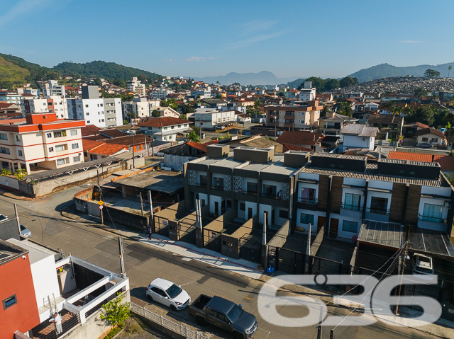 Descubra seu próximo lar em Joinville no charmoso bairro de Iririú. Este moderno e espaçoso sobrado geminado,  oferece uma combinação perfeita de design contemporâneo e conforto com seus 81,13m² de área construída, perfeitamente planejados em um terreno de geometria regular e topografia plana.

Ao entrar neste imóvel, você será saudado por uma espaçosa sala de estar integrada com a sala de jantar, perfeita para entretenimento e momentos em família. A copa e cozinha conjugada são um verdadeiro convite ao prazer culinário, com acabamentos de alta qualidade e design prático. Com uma área construída de 81,13m², este imóvel é ideal para quem procura um espaço amplo e bem distribuído.

O sobrado dispõe de duas suítes, ambas com sacadas que oferecem uma vista privilegiada do bairro e garantem um ambiente iluminado e arejado. As suítes são complementadas por banheiros modernos, equipados com acabamentos de primeira linha. Além disso, um lavabo adicional serve à área social, proporcionando conveniência e privacidade.

A área de serviço é bem dimensionada e funcional, situada de maneira estratégica para facilitar o dia a dia. A garagem é prática e acessível, garantindo facilidade para estacionar.

Localizado em uma rua pavimentada, o acesso à propriedade é fácil e conveniente, próximo a serviços essenciais, áreas comerciais e de lazer, fazendo desta residência um lugar ideal para se viver.

Em resumo, este imóvel não só atende às necessidades de espaço e design moderno, mas também oferece uma localização privilegiada em uma das áreas mais desejadas de Joinville. Com 636 Negócios Imobiliários, você descobre que é possível viver em um lugar que reflete excelência e qualidade, com a segurança de um investimento sólido em uma comunidade crescente. Agende sua visita e venha conhecer seu novo lar!
 
636 NEGÓCIOS IMOBILIÁRIOS: A SUA MELHOR ESCOLHA
Com mais de 30 anos de experiência, a 636 Negócios Imobiliários é sua parceira ideal para encontrar o imóvel perfeito. Estamos prontos para ajudá-lo a fazer deste imóvel o seu novo lar.
 
Telefone: (47) 3451-0636
WhatsApp: (47) 99190-0636
 
Não perca esta oportunidade única. Visite nosso site para mais informações: i636.com.br