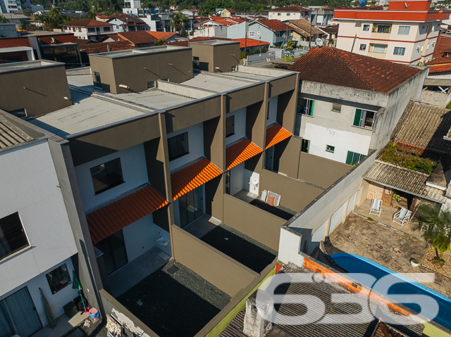 Descubra seu próximo lar em Joinville no charmoso bairro de Iririú. Este moderno e espaçoso sobrado geminado,  oferece uma combinação perfeita de design contemporâneo e conforto com seus 81,13m² de área construída, perfeitamente planejados em um terreno de geometria regular e topografia plana.

Ao entrar neste imóvel, você será saudado por uma espaçosa sala de estar integrada com a sala de jantar, perfeita para entretenimento e momentos em família. A copa e cozinha conjugada são um verdadeiro convite ao prazer culinário, com acabamentos de alta qualidade e design prático. Com uma área construída de 81,13m², este imóvel é ideal para quem procura um espaço amplo e bem distribuído.

O sobrado dispõe de duas suítes, ambas com sacadas que oferecem uma vista privilegiada do bairro e garantem um ambiente iluminado e arejado. As suítes são complementadas por banheiros modernos, equipados com acabamentos de primeira linha. Além disso, um lavabo adicional serve à área social, proporcionando conveniência e privacidade.

A área de serviço é bem dimensionada e funcional, situada de maneira estratégica para facilitar o dia a dia. A garagem é prática e acessível, garantindo facilidade para estacionar.

Localizado em uma rua pavimentada, o acesso à propriedade é fácil e conveniente, próximo a serviços essenciais, áreas comerciais e de lazer, fazendo desta residência um lugar ideal para se viver.

Em resumo, este imóvel não só atende às necessidades de espaço e design moderno, mas também oferece uma localização privilegiada em uma das áreas mais desejadas de Joinville. Com 636 Negócios Imobiliários, você descobre que é possível viver em um lugar que reflete excelência e qualidade, com a segurança de um investimento sólido em uma comunidade crescente. Agende sua visita e venha conhecer seu novo lar!
 
636 NEGÓCIOS IMOBILIÁRIOS: A SUA MELHOR ESCOLHA
Com mais de 30 anos de experiência, a 636 Negócios Imobiliários é sua parceira ideal para encontrar o imóvel perfeito. Estamos prontos para ajudá-lo a fazer deste imóvel o seu novo lar.
 
Telefone: (47) 3451-0636
WhatsApp: (47) 99190-0636
 
Não perca esta oportunidade única. Visite nosso site para mais informações: i636.com.br