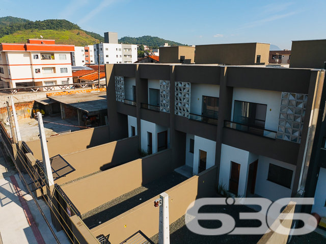 Descubra seu próximo lar em Joinville no charmoso bairro de Iririú. Este moderno e espaçoso sobrado geminado,  oferece uma combinação perfeita de design contemporâneo e conforto com seus 81,13m² de área construída, perfeitamente planejados em um terreno de geometria regular e topografia plana.

Ao entrar neste imóvel, você será saudado por uma espaçosa sala de estar integrada com a sala de jantar, perfeita para entretenimento e momentos em família. A copa e cozinha conjugada são um verdadeiro convite ao prazer culinário, com acabamentos de alta qualidade e design prático. Com uma área construída de 81,13m², este imóvel é ideal para quem procura um espaço amplo e bem distribuído.

O sobrado dispõe de duas suítes, ambas com sacadas que oferecem uma vista privilegiada do bairro e garantem um ambiente iluminado e arejado. As suítes são complementadas por banheiros modernos, equipados com acabamentos de primeira linha. Além disso, um lavabo adicional serve à área social, proporcionando conveniência e privacidade.

A área de serviço é bem dimensionada e funcional, situada de maneira estratégica para facilitar o dia a dia. A garagem é prática e acessível, garantindo facilidade para estacionar.

Localizado em uma rua pavimentada, o acesso à propriedade é fácil e conveniente, próximo a serviços essenciais, áreas comerciais e de lazer, fazendo desta residência um lugar ideal para se viver.

Em resumo, este imóvel não só atende às necessidades de espaço e design moderno, mas também oferece uma localização privilegiada em uma das áreas mais desejadas de Joinville. Com 636 Negócios Imobiliários, você descobre que é possível viver em um lugar que reflete excelência e qualidade, com a segurança de um investimento sólido em uma comunidade crescente. Agende sua visita e venha conhecer seu novo lar!
 
636 NEGÓCIOS IMOBILIÁRIOS: A SUA MELHOR ESCOLHA
Com mais de 30 anos de experiência, a 636 Negócios Imobiliários é sua parceira ideal para encontrar o imóvel perfeito. Estamos prontos para ajudá-lo a fazer deste imóvel o seu novo lar.
 
Telefone: (47) 3451-0636
WhatsApp: (47) 99190-0636
 
Não perca esta oportunidade única. Visite nosso site para mais informações: i636.com.br