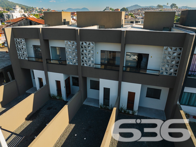 Descubra seu próximo lar em Joinville no charmoso bairro de Iririú. Este moderno e espaçoso sobrado geminado,  oferece uma combinação perfeita de design contemporâneo e conforto com seus 81,13m² de área construída, perfeitamente planejados em um terreno de geometria regular e topografia plana.

Ao entrar neste imóvel, você será saudado por uma espaçosa sala de estar integrada com a sala de jantar, perfeita para entretenimento e momentos em família. A copa e cozinha conjugada são um verdadeiro convite ao prazer culinário, com acabamentos de alta qualidade e design prático. Com uma área construída de 81,13m², este imóvel é ideal para quem procura um espaço amplo e bem distribuído.

O sobrado dispõe de duas suítes, ambas com sacadas que oferecem uma vista privilegiada do bairro e garantem um ambiente iluminado e arejado. As suítes são complementadas por banheiros modernos, equipados com acabamentos de primeira linha. Além disso, um lavabo adicional serve à área social, proporcionando conveniência e privacidade.

A área de serviço é bem dimensionada e funcional, situada de maneira estratégica para facilitar o dia a dia. A garagem é prática e acessível, garantindo facilidade para estacionar.

Localizado em uma rua pavimentada, o acesso à propriedade é fácil e conveniente, próximo a serviços essenciais, áreas comerciais e de lazer, fazendo desta residência um lugar ideal para se viver.

Em resumo, este imóvel não só atende às necessidades de espaço e design moderno, mas também oferece uma localização privilegiada em uma das áreas mais desejadas de Joinville. Com 636 Negócios Imobiliários, você descobre que é possível viver em um lugar que reflete excelência e qualidade, com a segurança de um investimento sólido em uma comunidade crescente. Agende sua visita e venha conhecer seu novo lar!
 
636 NEGÓCIOS IMOBILIÁRIOS: A SUA MELHOR ESCOLHA
Com mais de 30 anos de experiência, a 636 Negócios Imobiliários é sua parceira ideal para encontrar o imóvel perfeito. Estamos prontos para ajudá-lo a fazer deste imóvel o seu novo lar.
 
Telefone: (47) 3451-0636
WhatsApp: (47) 99190-0636
 
Não perca esta oportunidade única. Visite nosso site para mais informações: i636.com.br