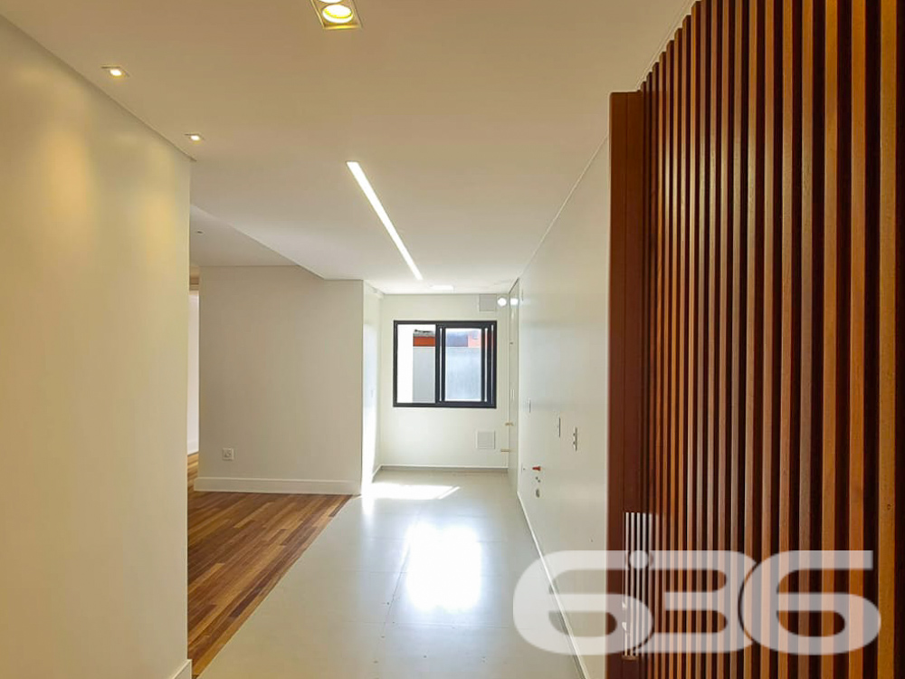 Apartamento em Campo Alegre/SC - Elegância e Conforto no Centro da Cidade
Apresentamos um espetacular apartamento localizado no coração de Campo Alegre/SC. Este imóvel, oferece uma combinação perfeita de sofisticação, conforto e funcionalidade. Com uma área de 155,31 m², este apartamento é uma excelente opção para quem busca um lar espaçoso e moderno.
Composição do Imóvel:
* 2 Dormitórios: Confortáveis e bem iluminados, perfeitos para o descanso da sua família.
* 2 Suítes: Privacidade e comodidade para o casal.
* 3 Banheiros: Modernos e bem equipados, atendendo todas as necessidades diárias.
* Sala de Estar: Espaçosa e acolhedora, ideal para receber amigos e familiares.
* Copa e Cozinha Conjugada: Totalmente integrada, facilitando a interação durante as refeições.
* Área de Serviço: Prática e funcional, com espaço para todos os eletrodomésticos necessários.
* Sacada: Um espaço extra para relaxar e apreciar a vista.
* Área de Festa com Churrasqueira: Perfeita para momentos de celebração e confraternização.
* Piscina: Um verdadeiro oásis particular para refrescar-se nos dias quentes.
Características Adicionais:
* Portão Eletrônico e Interfone: Segurança e praticidade no dia a dia.
* Murado e Cercado: Proporcionando maior privacidade e segurança.
* Cerca Elétrica: Garantindo proteção adicional.
* Permite Animais: Um lar acolhedor também para seus pets.
* Conexão com a Internet: Mantendo você sempre conectado.
Localização Privilegiada:
Situado no Centro, este apartamento oferece fácil acesso a uma variedade de serviços e comodidades:
Perto de vias de acesso, facilitando sua locomoção pela cidade.
Proximidade com shopping centers, oferecendo opções de compras e entretenimento.
Perto de transporte público, escolas, hospitais e serviços públicos essenciais.
Área Externa:
A área externa do imóvel é um verdadeiro diferencial. Com um design moderno e sofisticado, o espaço de convivência ao ar livre é perfeito para relaxar e apreciar a paisagem. O pergolado de madeira com cobertura de vidro oferece um ambiente agradável para reunir amigos e familiares, enquanto o jacuzzi proporciona momentos de puro relaxamento. A vista panorâmica da cidade e das montanhas ao redor completa a experiência de viver em um lugar tão especial.
Não perca esta oportunidade única de adquirir um imóvel que combina elegância, conforto e funcionalidade em uma localização privilegiada. Entre em contato conosco e agende uma visita para conhecer este maravilhoso apartamento em Campo Alegre/SC. Seu novo lar espera por você!
636 NEGÓCIOS IMOBILIÁRIOS: A SUA MELHOR ESCOLHA
Com mais de 30 anos de experiência, a 636 Negócios Imobiliários é sua parceira ideal para encontrar o imóvel perfeito. Estamos prontos para ajudá-lo a fazer deste imóvel o seu novo lar.
Telefone: (47) 3451-0636
WhatsApp: (47) 99190-0636
Não perca esta oportunidade única. Visite nosso site para mais informações: i636.com.br