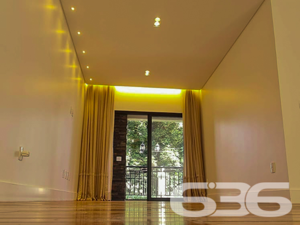 Apartamento em Campo Alegre/SC - Elegância e Conforto no Centro da Cidade
Apresentamos um espetacular apartamento localizado no coração de Campo Alegre/SC. Este imóvel, oferece uma combinação perfeita de sofisticação, conforto e funcionalidade. Com uma área de 155,31 m², este apartamento é uma excelente opção para quem busca um lar espaçoso e moderno.
Composição do Imóvel:
* 2 Dormitórios: Confortáveis e bem iluminados, perfeitos para o descanso da sua família.
* 2 Suítes: Privacidade e comodidade para o casal.
* 3 Banheiros: Modernos e bem equipados, atendendo todas as necessidades diárias.
* Sala de Estar: Espaçosa e acolhedora, ideal para receber amigos e familiares.
* Copa e Cozinha Conjugada: Totalmente integrada, facilitando a interação durante as refeições.
* Área de Serviço: Prática e funcional, com espaço para todos os eletrodomésticos necessários.
* Sacada: Um espaço extra para relaxar e apreciar a vista.
* Área de Festa com Churrasqueira: Perfeita para momentos de celebração e confraternização.
* Piscina: Um verdadeiro oásis particular para refrescar-se nos dias quentes.
Características Adicionais:
* Portão Eletrônico e Interfone: Segurança e praticidade no dia a dia.
* Murado e Cercado: Proporcionando maior privacidade e segurança.
* Cerca Elétrica: Garantindo proteção adicional.
* Permite Animais: Um lar acolhedor também para seus pets.
* Conexão com a Internet: Mantendo você sempre conectado.
Localização Privilegiada:
Situado no Centro, este apartamento oferece fácil acesso a uma variedade de serviços e comodidades:
Perto de vias de acesso, facilitando sua locomoção pela cidade.
Proximidade com shopping centers, oferecendo opções de compras e entretenimento.
Perto de transporte público, escolas, hospitais e serviços públicos essenciais.
Área Externa:
A área externa do imóvel é um verdadeiro diferencial. Com um design moderno e sofisticado, o espaço de convivência ao ar livre é perfeito para relaxar e apreciar a paisagem. O pergolado de madeira com cobertura de vidro oferece um ambiente agradável para reunir amigos e familiares, enquanto o jacuzzi proporciona momentos de puro relaxamento. A vista panorâmica da cidade e das montanhas ao redor completa a experiência de viver em um lugar tão especial.
Não perca esta oportunidade única de adquirir um imóvel que combina elegância, conforto e funcionalidade em uma localização privilegiada. Entre em contato conosco e agende uma visita para conhecer este maravilhoso apartamento em Campo Alegre/SC. Seu novo lar espera por você!
636 NEGÓCIOS IMOBILIÁRIOS: A SUA MELHOR ESCOLHA
Com mais de 30 anos de experiência, a 636 Negócios Imobiliários é sua parceira ideal para encontrar o imóvel perfeito. Estamos prontos para ajudá-lo a fazer deste imóvel o seu novo lar.
Telefone: (47) 3451-0636
WhatsApp: (47) 99190-0636
Não perca esta oportunidade única. Visite nosso site para mais informações: i636.com.br