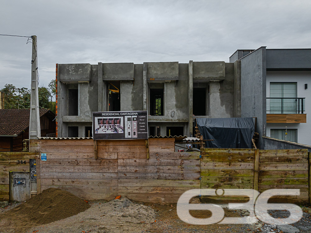 Casa Geminada de Alto Padrão em Joinville - Nova Brasília
Descubra a elegância e o conforto moderno nesse magnífico imóvel geminado sobrado localizado em um dos bairros mais desejados de Joinville, Nova Brasília. Essa residência é o equilíbrio perfeito entre design contemporâneo e funcionalidade, destacando-se em cada detalhe do acabamento de primeira linha.
Interior do Imóvel: Ao entrar, você será recebido por uma sala de estar aconchegante, ideal para relaxar e receber visitas. A cozinha é moderna e prática, perfeita para quem gosta de cozinhar e entreter. Duas suítes proporcionam privacidade e conforto, complementadas por dois banheiros elegantemente acabados, oferecendo um refúgio tranquilo após um longo dia. A presença de um lavabo é um toque de conveniência e sofisticação.
Características Externas: Com uma sacada convidativa, o espaço externo é ideal para desfrutar de momentos ao ar livre, seja com um café pela manhã ou observando o pôr do sol. O jardim e o entorno murado oferecem privacidade e segurança, além de um ambiente perfeito para pets. A garagem descoberta garante facilidade de acesso ao seu veículo.
Localização Privilegiada: Situada em uma rua pavimentada, a residência tem fácil acesso às principais vias da cidade, próxima a centros de compras, escolas, hospitais e demais serviços essenciais. Com uma localização estratégica voltada para o sul, esta propriedade oferece uma excelente exposição solar.
Conectividade e Comodidades Próximas: Além de estar perto de transporte público, a propriedade está a uma curta distância de shopping centers, aumentando sua conveniência e qualidade de vida. A área é também coberta por excelente conexão de internet, facilitando o trabalho remoto e o lazer digital.
Neste imóvel, cada detalhe foi cuidadosamente pensado para assegurar conforto e funcionalidade, tornando-o o cenário perfeito para criar memórias duradouras. A 636 Negócios Imobiliários tem o prazer de apresentar esta oportunidade única de adquirir não apenas uma casa, mas um lar onde cada dia é um passo em direção a uma vida plena e feliz.
636 NEGÓCIOS IMOBILIÁRIOS: A SUA MELHOR ESCOLHA
Com mais de 30 anos de experiência, a 636 Negócios Imobiliários é sua parceira ideal para encontrar o imóvel perfeito. Estamos prontos para ajudá-lo a fazer deste imóvel o seu novo lar.
Telefone: (47) 3451-0636
WhatsApp: (47) 99190-0636
Não perca esta oportunidade única. Visite nosso site para mais informações: i636.com.br