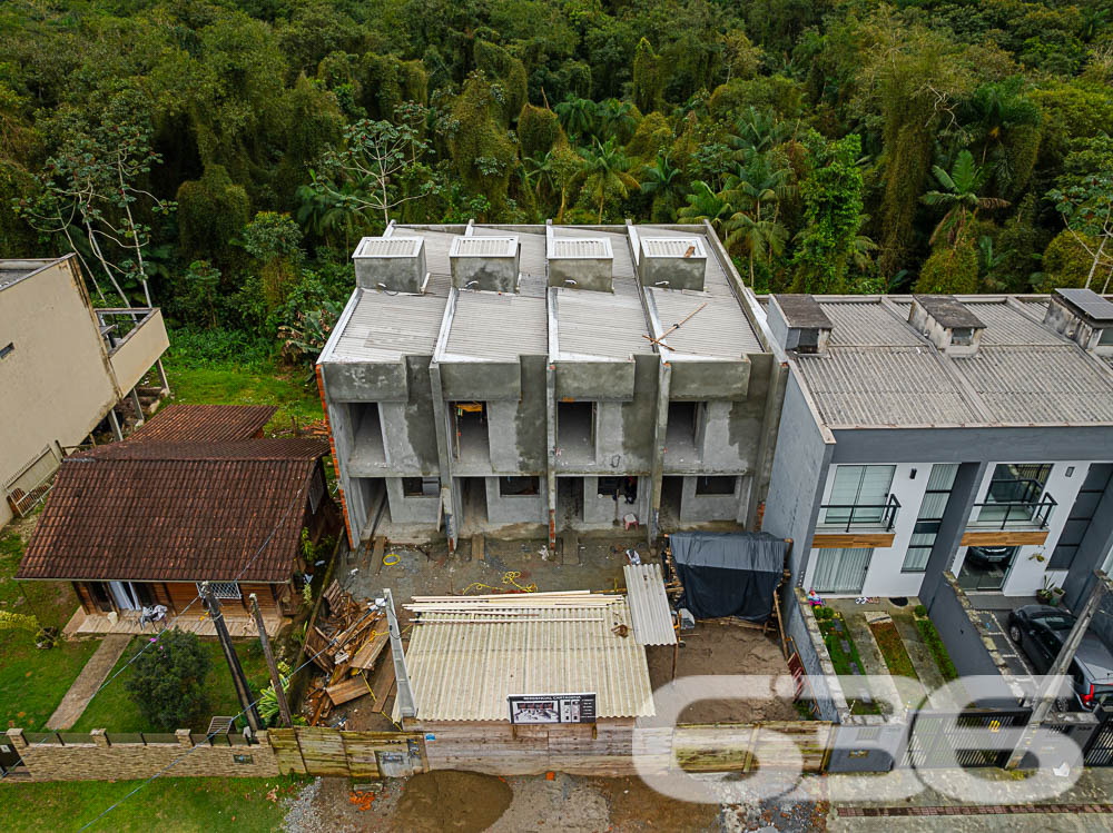 Casa Geminada de Alto Padrão em Joinville - Nova Brasília
Descubra a elegância e o conforto moderno nesse magnífico imóvel geminado sobrado localizado em um dos bairros mais desejados de Joinville, Nova Brasília. Essa residência é o equilíbrio perfeito entre design contemporâneo e funcionalidade, destacando-se em cada detalhe do acabamento de primeira linha.
Interior do Imóvel: Ao entrar, você será recebido por uma sala de estar aconchegante, ideal para relaxar e receber visitas. A cozinha é moderna e prática, perfeita para quem gosta de cozinhar e entreter. Duas suítes proporcionam privacidade e conforto, complementadas por dois banheiros elegantemente acabados, oferecendo um refúgio tranquilo após um longo dia. A presença de um lavabo é um toque de conveniência e sofisticação.
Características Externas: Com uma sacada convidativa, o espaço externo é ideal para desfrutar de momentos ao ar livre, seja com um café pela manhã ou observando o pôr do sol. O jardim e o entorno murado oferecem privacidade e segurança, além de um ambiente perfeito para pets. A garagem descoberta garante facilidade de acesso ao seu veículo.
Localização Privilegiada: Situada em uma rua pavimentada, a residência tem fácil acesso às principais vias da cidade, próxima a centros de compras, escolas, hospitais e demais serviços essenciais. Com uma localização estratégica voltada para o sul, esta propriedade oferece uma excelente exposição solar.
Conectividade e Comodidades Próximas: Além de estar perto de transporte público, a propriedade está a uma curta distância de shopping centers, aumentando sua conveniência e qualidade de vida. A área é também coberta por excelente conexão de internet, facilitando o trabalho remoto e o lazer digital.
Neste imóvel, cada detalhe foi cuidadosamente pensado para assegurar conforto e funcionalidade, tornando-o o cenário perfeito para criar memórias duradouras. A 636 Negócios Imobiliários tem o prazer de apresentar esta oportunidade única de adquirir não apenas uma casa, mas um lar onde cada dia é um passo em direção a uma vida plena e feliz.
636 NEGÓCIOS IMOBILIÁRIOS: A SUA MELHOR ESCOLHA
Com mais de 30 anos de experiência, a 636 Negócios Imobiliários é sua parceira ideal para encontrar o imóvel perfeito. Estamos prontos para ajudá-lo a fazer deste imóvel o seu novo lar.
Telefone: (47) 3451-0636
WhatsApp: (47) 99190-0636
Não perca esta oportunidade única. Visite nosso site para mais informações: i636.com.br