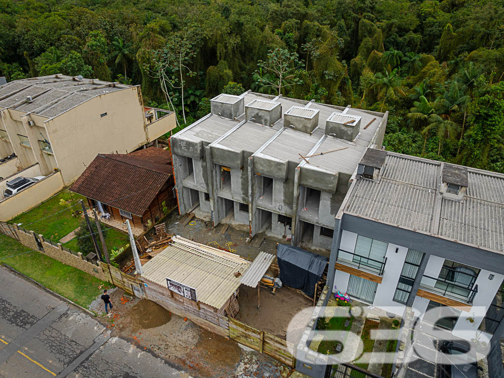 Casa Geminada de Alto Padrão em Joinville - Nova Brasília
Descubra a elegância e o conforto moderno nesse magnífico imóvel geminado sobrado localizado em um dos bairros mais desejados de Joinville, Nova Brasília. Essa residência é o equilíbrio perfeito entre design contemporâneo e funcionalidade, destacando-se em cada detalhe do acabamento de primeira linha.
Interior do Imóvel: Ao entrar, você será recebido por uma sala de estar aconchegante, ideal para relaxar e receber visitas. A cozinha é moderna e prática, perfeita para quem gosta de cozinhar e entreter. Duas suítes proporcionam privacidade e conforto, complementadas por dois banheiros elegantemente acabados, oferecendo um refúgio tranquilo após um longo dia. A presença de um lavabo é um toque de conveniência e sofisticação.
Características Externas: Com uma sacada convidativa, o espaço externo é ideal para desfrutar de momentos ao ar livre, seja com um café pela manhã ou observando o pôr do sol. O jardim e o entorno murado oferecem privacidade e segurança, além de um ambiente perfeito para pets. A garagem descoberta garante facilidade de acesso ao seu veículo.
Localização Privilegiada: Situada em uma rua pavimentada, a residência tem fácil acesso às principais vias da cidade, próxima a centros de compras, escolas, hospitais e demais serviços essenciais. Com uma localização estratégica voltada para o sul, esta propriedade oferece uma excelente exposição solar.
Conectividade e Comodidades Próximas: Além de estar perto de transporte público, a propriedade está a uma curta distância de shopping centers, aumentando sua conveniência e qualidade de vida. A área é também coberta por excelente conexão de internet, facilitando o trabalho remoto e o lazer digital.
Neste imóvel, cada detalhe foi cuidadosamente pensado para assegurar conforto e funcionalidade, tornando-o o cenário perfeito para criar memórias duradouras. A 636 Negócios Imobiliários tem o prazer de apresentar esta oportunidade única de adquirir não apenas uma casa, mas um lar onde cada dia é um passo em direção a uma vida plena e feliz.
636 NEGÓCIOS IMOBILIÁRIOS: A SUA MELHOR ESCOLHA
Com mais de 30 anos de experiência, a 636 Negócios Imobiliários é sua parceira ideal para encontrar o imóvel perfeito. Estamos prontos para ajudá-lo a fazer deste imóvel o seu novo lar.
Telefone: (47) 3451-0636
WhatsApp: (47) 99190-0636
Não perca esta oportunidade única. Visite nosso site para mais informações: i636.com.br