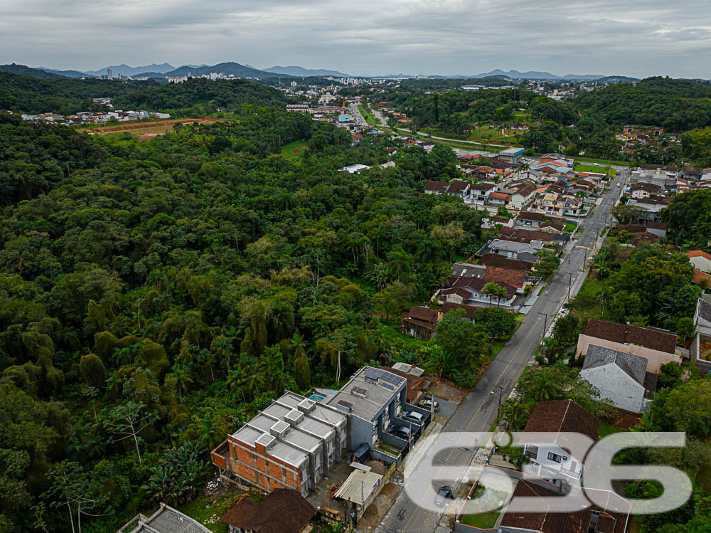 Casa Geminada de Alto Padrão em Joinville - Nova Brasília
Descubra a elegância e o conforto moderno nesse magnífico imóvel geminado sobrado localizado em um dos bairros mais desejados de Joinville, Nova Brasília. Essa residência é o equilíbrio perfeito entre design contemporâneo e funcionalidade, destacando-se em cada detalhe do acabamento de primeira linha.
Interior do Imóvel: Ao entrar, você será recebido por uma sala de estar aconchegante, ideal para relaxar e receber visitas. A cozinha é moderna e prática, perfeita para quem gosta de cozinhar e entreter. Duas suítes proporcionam privacidade e conforto, complementadas por dois banheiros elegantemente acabados, oferecendo um refúgio tranquilo após um longo dia. A presença de um lavabo é um toque de conveniência e sofisticação.
Características Externas: Com uma sacada convidativa, o espaço externo é ideal para desfrutar de momentos ao ar livre, seja com um café pela manhã ou observando o pôr do sol. O jardim e o entorno murado oferecem privacidade e segurança, além de um ambiente perfeito para pets. A garagem descoberta garante facilidade de acesso ao seu veículo.
Localização Privilegiada: Situada em uma rua pavimentada, a residência tem fácil acesso às principais vias da cidade, próxima a centros de compras, escolas, hospitais e demais serviços essenciais. Com uma localização estratégica voltada para o sul, esta propriedade oferece uma excelente exposição solar.
Conectividade e Comodidades Próximas: Além de estar perto de transporte público, a propriedade está a uma curta distância de shopping centers, aumentando sua conveniência e qualidade de vida. A área é também coberta por excelente conexão de internet, facilitando o trabalho remoto e o lazer digital.
Neste imóvel, cada detalhe foi cuidadosamente pensado para assegurar conforto e funcionalidade, tornando-o o cenário perfeito para criar memórias duradouras. A 636 Negócios Imobiliários tem o prazer de apresentar esta oportunidade única de adquirir não apenas uma casa, mas um lar onde cada dia é um passo em direção a uma vida plena e feliz.
636 NEGÓCIOS IMOBILIÁRIOS: A SUA MELHOR ESCOLHA
Com mais de 30 anos de experiência, a 636 Negócios Imobiliários é sua parceira ideal para encontrar o imóvel perfeito. Estamos prontos para ajudá-lo a fazer deste imóvel o seu novo lar.
Telefone: (47) 3451-0636
WhatsApp: (47) 99190-0636
Não perca esta oportunidade única. Visite nosso site para mais informações: i636.com.br