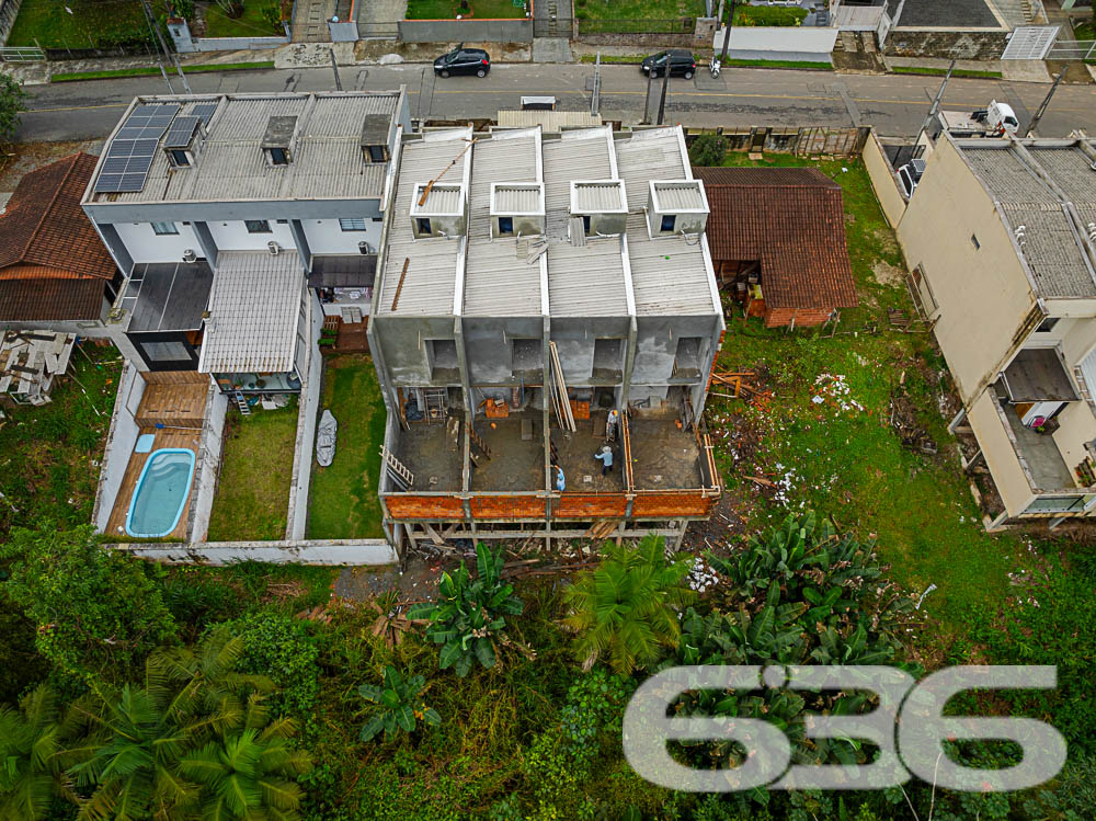 Casa Geminada de Alto Padrão em Joinville - Nova Brasília
Descubra a elegância e o conforto moderno nesse magnífico imóvel geminado sobrado localizado em um dos bairros mais desejados de Joinville, Nova Brasília. Essa residência é o equilíbrio perfeito entre design contemporâneo e funcionalidade, destacando-se em cada detalhe do acabamento de primeira linha.
Interior do Imóvel: Ao entrar, você será recebido por uma sala de estar aconchegante, ideal para relaxar e receber visitas. A cozinha é moderna e prática, perfeita para quem gosta de cozinhar e entreter. Duas suítes proporcionam privacidade e conforto, complementadas por dois banheiros elegantemente acabados, oferecendo um refúgio tranquilo após um longo dia. A presença de um lavabo é um toque de conveniência e sofisticação.
Características Externas: Com uma sacada convidativa, o espaço externo é ideal para desfrutar de momentos ao ar livre, seja com um café pela manhã ou observando o pôr do sol. O jardim e o entorno murado oferecem privacidade e segurança, além de um ambiente perfeito para pets. A garagem descoberta garante facilidade de acesso ao seu veículo.
Localização Privilegiada: Situada em uma rua pavimentada, a residência tem fácil acesso às principais vias da cidade, próxima a centros de compras, escolas, hospitais e demais serviços essenciais. Com uma localização estratégica voltada para o sul, esta propriedade oferece uma excelente exposição solar.
Conectividade e Comodidades Próximas: Além de estar perto de transporte público, a propriedade está a uma curta distância de shopping centers, aumentando sua conveniência e qualidade de vida. A área é também coberta por excelente conexão de internet, facilitando o trabalho remoto e o lazer digital.
Neste imóvel, cada detalhe foi cuidadosamente pensado para assegurar conforto e funcionalidade, tornando-o o cenário perfeito para criar memórias duradouras. A 636 Negócios Imobiliários tem o prazer de apresentar esta oportunidade única de adquirir não apenas uma casa, mas um lar onde cada dia é um passo em direção a uma vida plena e feliz.
636 NEGÓCIOS IMOBILIÁRIOS: A SUA MELHOR ESCOLHA
Com mais de 30 anos de experiência, a 636 Negócios Imobiliários é sua parceira ideal para encontrar o imóvel perfeito. Estamos prontos para ajudá-lo a fazer deste imóvel o seu novo lar.
Telefone: (47) 3451-0636
WhatsApp: (47) 99190-0636
Não perca esta oportunidade única. Visite nosso site para mais informações: i636.com.br