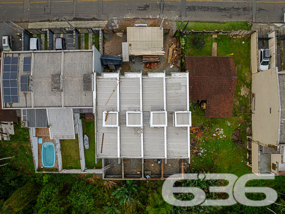 Casa Geminada de Alto Padrão em Joinville - Nova Brasília
Descubra a elegância e o conforto moderno nesse magnífico imóvel geminado sobrado localizado em um dos bairros mais desejados de Joinville, Nova Brasília. Essa residência é o equilíbrio perfeito entre design contemporâneo e funcionalidade, destacando-se em cada detalhe do acabamento de primeira linha.
Interior do Imóvel: Ao entrar, você será recebido por uma sala de estar aconchegante, ideal para relaxar e receber visitas. A cozinha é moderna e prática, perfeita para quem gosta de cozinhar e entreter. Duas suítes proporcionam privacidade e conforto, complementadas por dois banheiros elegantemente acabados, oferecendo um refúgio tranquilo após um longo dia. A presença de um lavabo é um toque de conveniência e sofisticação.
Características Externas: Com uma sacada convidativa, o espaço externo é ideal para desfrutar de momentos ao ar livre, seja com um café pela manhã ou observando o pôr do sol. O jardim e o entorno murado oferecem privacidade e segurança, além de um ambiente perfeito para pets. A garagem descoberta garante facilidade de acesso ao seu veículo.
Localização Privilegiada: Situada em uma rua pavimentada, a residência tem fácil acesso às principais vias da cidade, próxima a centros de compras, escolas, hospitais e demais serviços essenciais. Com uma localização estratégica voltada para o sul, esta propriedade oferece uma excelente exposição solar.
Conectividade e Comodidades Próximas: Além de estar perto de transporte público, a propriedade está a uma curta distância de shopping centers, aumentando sua conveniência e qualidade de vida. A área é também coberta por excelente conexão de internet, facilitando o trabalho remoto e o lazer digital.
Neste imóvel, cada detalhe foi cuidadosamente pensado para assegurar conforto e funcionalidade, tornando-o o cenário perfeito para criar memórias duradouras. A 636 Negócios Imobiliários tem o prazer de apresentar esta oportunidade única de adquirir não apenas uma casa, mas um lar onde cada dia é um passo em direção a uma vida plena e feliz.
636 NEGÓCIOS IMOBILIÁRIOS: A SUA MELHOR ESCOLHA
Com mais de 30 anos de experiência, a 636 Negócios Imobiliários é sua parceira ideal para encontrar o imóvel perfeito. Estamos prontos para ajudá-lo a fazer deste imóvel o seu novo lar.
Telefone: (47) 3451-0636
WhatsApp: (47) 99190-0636
Não perca esta oportunidade única. Visite nosso site para mais informações: i636.com.br