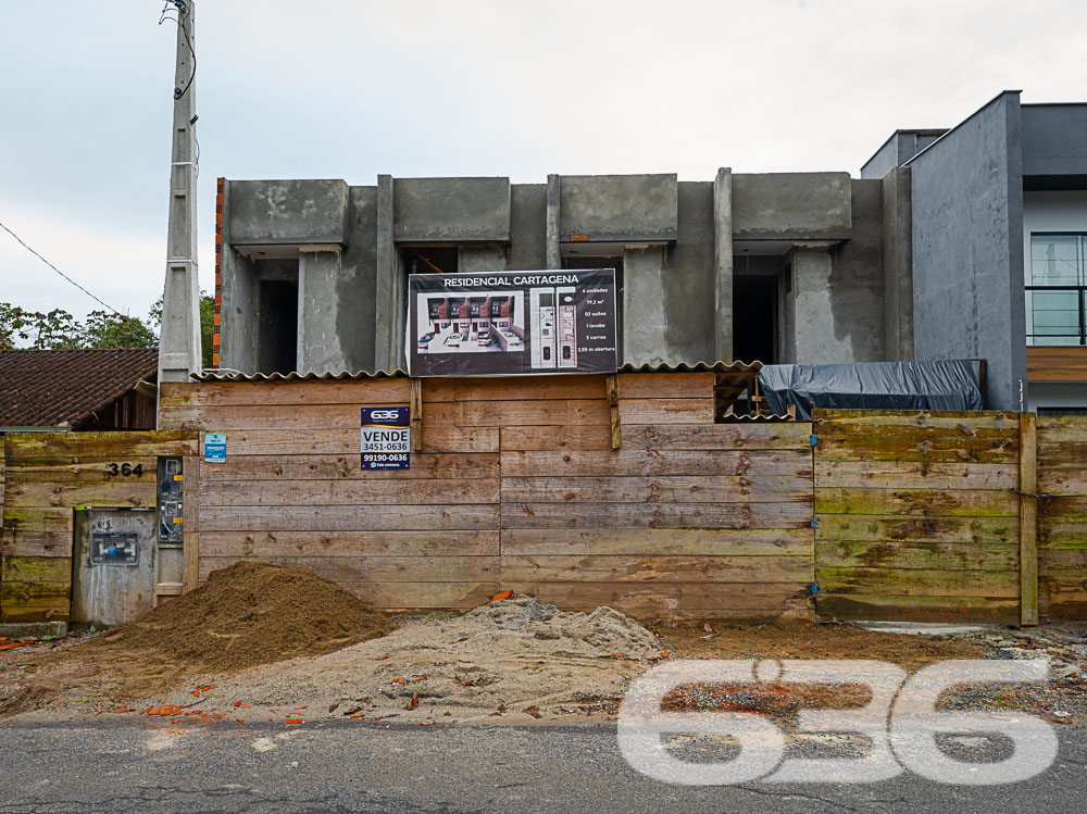 Casa Geminada de Alto Padrão em Joinville - Nova Brasília
Descubra a elegância e o conforto moderno nesse magnífico imóvel geminado sobrado localizado em um dos bairros mais desejados de Joinville, Nova Brasília. Essa residência é o equilíbrio perfeito entre design contemporâneo e funcionalidade, destacando-se em cada detalhe do acabamento de primeira linha.
Interior do Imóvel: Ao entrar, você será recebido por uma sala de estar aconchegante, ideal para relaxar e receber visitas. A cozinha é moderna e prática, perfeita para quem gosta de cozinhar e entreter. Duas suítes proporcionam privacidade e conforto, complementadas por dois banheiros elegantemente acabados, oferecendo um refúgio tranquilo após um longo dia. A presença de um lavabo é um toque de conveniência e sofisticação.
Características Externas: Com uma sacada convidativa, o espaço externo é ideal para desfrutar de momentos ao ar livre, seja com um café pela manhã ou observando o pôr do sol. O jardim e o entorno murado oferecem privacidade e segurança, além de um ambiente perfeito para pets. A garagem descoberta garante facilidade de acesso ao seu veículo.
Localização Privilegiada: Situada em uma rua pavimentada, a residência tem fácil acesso às principais vias da cidade, próxima a centros de compras, escolas, hospitais e demais serviços essenciais. Com uma localização estratégica voltada para o sul, esta propriedade oferece uma excelente exposição solar.
Conectividade e Comodidades Próximas: Além de estar perto de transporte público, a propriedade está a uma curta distância de shopping centers, aumentando sua conveniência e qualidade de vida. A área é também coberta por excelente conexão de internet, facilitando o trabalho remoto e o lazer digital.
Neste imóvel, cada detalhe foi cuidadosamente pensado para assegurar conforto e funcionalidade, tornando-o o cenário perfeito para criar memórias duradouras. A 636 Negócios Imobiliários tem o prazer de apresentar esta oportunidade única de adquirir não apenas uma casa, mas um lar onde cada dia é um passo em direção a uma vida plena e feliz.
636 NEGÓCIOS IMOBILIÁRIOS: A SUA MELHOR ESCOLHA
Com mais de 30 anos de experiência, a 636 Negócios Imobiliários é sua parceira ideal para encontrar o imóvel perfeito. Estamos prontos para ajudá-lo a fazer deste imóvel o seu novo lar.
Telefone: (47) 3451-0636
WhatsApp: (47) 99190-0636
Não perca esta oportunidade única. Visite nosso site para mais informações: i636.com.br