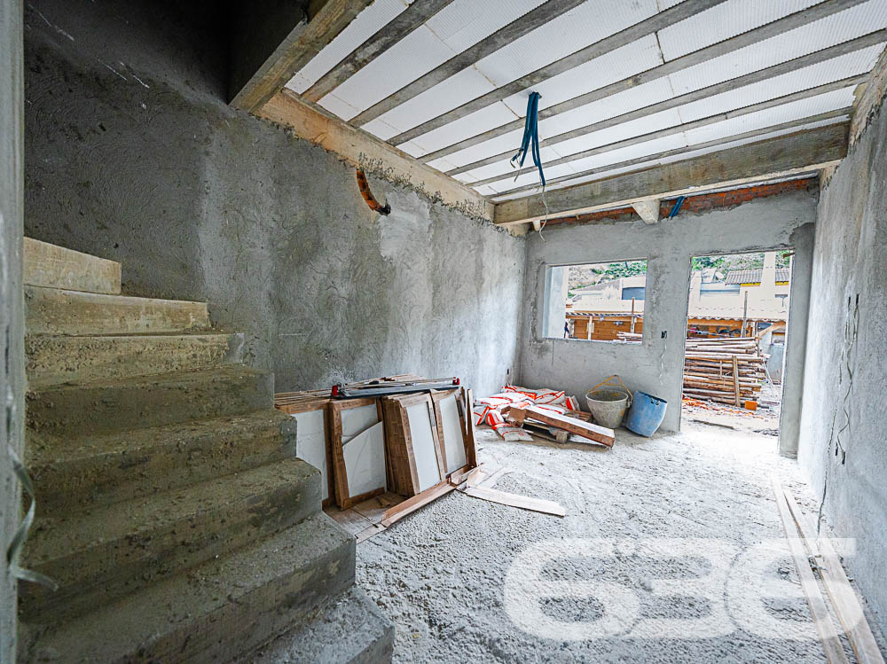 Casa Geminada de Alto Padrão em Joinville - Nova Brasília
Descubra a elegância e o conforto moderno nesse magnífico imóvel geminado sobrado localizado em um dos bairros mais desejados de Joinville, Nova Brasília. Essa residência é o equilíbrio perfeito entre design contemporâneo e funcionalidade, destacando-se em cada detalhe do acabamento de primeira linha.
Interior do Imóvel: Ao entrar, você será recebido por uma sala de estar aconchegante, ideal para relaxar e receber visitas. A cozinha é moderna e prática, perfeita para quem gosta de cozinhar e entreter. Duas suítes proporcionam privacidade e conforto, complementadas por dois banheiros elegantemente acabados, oferecendo um refúgio tranquilo após um longo dia. A presença de um lavabo é um toque de conveniência e sofisticação.
Características Externas: Com uma sacada convidativa, o espaço externo é ideal para desfrutar de momentos ao ar livre, seja com um café pela manhã ou observando o pôr do sol. O jardim e o entorno murado oferecem privacidade e segurança, além de um ambiente perfeito para pets. A garagem descoberta garante facilidade de acesso ao seu veículo.
Localização Privilegiada: Situada em uma rua pavimentada, a residência tem fácil acesso às principais vias da cidade, próxima a centros de compras, escolas, hospitais e demais serviços essenciais. Com uma localização estratégica voltada para o sul, esta propriedade oferece uma excelente exposição solar.
Conectividade e Comodidades Próximas: Além de estar perto de transporte público, a propriedade está a uma curta distância de shopping centers, aumentando sua conveniência e qualidade de vida. A área é também coberta por excelente conexão de internet, facilitando o trabalho remoto e o lazer digital.
Neste imóvel, cada detalhe foi cuidadosamente pensado para assegurar conforto e funcionalidade, tornando-o o cenário perfeito para criar memórias duradouras. A 636 Negócios Imobiliários tem o prazer de apresentar esta oportunidade única de adquirir não apenas uma casa, mas um lar onde cada dia é um passo em direção a uma vida plena e feliz.
636 NEGÓCIOS IMOBILIÁRIOS: A SUA MELHOR ESCOLHA
Com mais de 30 anos de experiência, a 636 Negócios Imobiliários é sua parceira ideal para encontrar o imóvel perfeito. Estamos prontos para ajudá-lo a fazer deste imóvel o seu novo lar.
Telefone: (47) 3451-0636
WhatsApp: (47) 99190-0636
Não perca esta oportunidade única. Visite nosso site para mais informações: i636.com.br