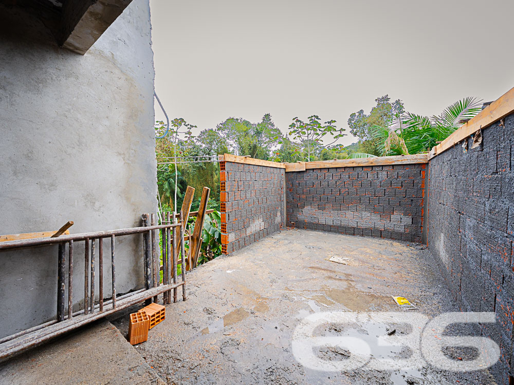 Casa Geminada de Alto Padrão em Joinville - Nova Brasília
Descubra a elegância e o conforto moderno nesse magnífico imóvel geminado sobrado localizado em um dos bairros mais desejados de Joinville, Nova Brasília. Essa residência é o equilíbrio perfeito entre design contemporâneo e funcionalidade, destacando-se em cada detalhe do acabamento de primeira linha.
Interior do Imóvel: Ao entrar, você será recebido por uma sala de estar aconchegante, ideal para relaxar e receber visitas. A cozinha é moderna e prática, perfeita para quem gosta de cozinhar e entreter. Duas suítes proporcionam privacidade e conforto, complementadas por dois banheiros elegantemente acabados, oferecendo um refúgio tranquilo após um longo dia. A presença de um lavabo é um toque de conveniência e sofisticação.
Características Externas: Com uma sacada convidativa, o espaço externo é ideal para desfrutar de momentos ao ar livre, seja com um café pela manhã ou observando o pôr do sol. O jardim e o entorno murado oferecem privacidade e segurança, além de um ambiente perfeito para pets. A garagem descoberta garante facilidade de acesso ao seu veículo.
Localização Privilegiada: Situada em uma rua pavimentada, a residência tem fácil acesso às principais vias da cidade, próxima a centros de compras, escolas, hospitais e demais serviços essenciais. Com uma localização estratégica voltada para o sul, esta propriedade oferece uma excelente exposição solar.
Conectividade e Comodidades Próximas: Além de estar perto de transporte público, a propriedade está a uma curta distância de shopping centers, aumentando sua conveniência e qualidade de vida. A área é também coberta por excelente conexão de internet, facilitando o trabalho remoto e o lazer digital.
Neste imóvel, cada detalhe foi cuidadosamente pensado para assegurar conforto e funcionalidade, tornando-o o cenário perfeito para criar memórias duradouras. A 636 Negócios Imobiliários tem o prazer de apresentar esta oportunidade única de adquirir não apenas uma casa, mas um lar onde cada dia é um passo em direção a uma vida plena e feliz.
636 NEGÓCIOS IMOBILIÁRIOS: A SUA MELHOR ESCOLHA
Com mais de 30 anos de experiência, a 636 Negócios Imobiliários é sua parceira ideal para encontrar o imóvel perfeito. Estamos prontos para ajudá-lo a fazer deste imóvel o seu novo lar.
Telefone: (47) 3451-0636
WhatsApp: (47) 99190-0636
Não perca esta oportunidade única. Visite nosso site para mais informações: i636.com.br