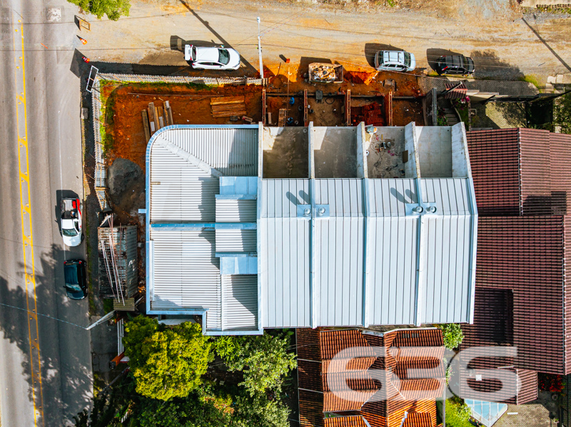 Viva o melhor do conforto e da praticidade em um geminado de alta qualidade no bairro Bom Retiro, Joinville/SC!
Para quem busca um imóvel contemporâneo, prático e repleto de conforto, apresentamos este sobrado geminado com 143,04m² de área construída. Este imóvel une o melhor do design moderno com acabamentos de alto padrão, oferecendo o refúgio ideal para você e sua família em um dos bairros mais desejados de Joinville, o Bom Retiro.
Detalhes do Imóvel
O imóvel é novinho em folha e pronto para receber sua família. Com 143,04m² de área construída, cada centímetro foi pensado para garantir conforto, praticidade e uma vida plena de boas experiências. A estrutura é moderna, com acabamento de alto padrão, oferecendo uma residência sofisticada e funcional.
Composição do Sobrado
3 Suítes: Suítes amplas, cada uma planejada para proporcionar o máximo de conforto e privacidade.
Sala de Estar e Jantar Conjugadas: Ambientes integrados que criam uma sensação de amplitude e sofisticação.
Cozinha em Conceito Aberto: A cozinha é planejada para proporcionar praticidade no dia a dia e interatividade com os demais ambientes.
Lavabo: Moderno e prático para visitas.
Garagem Coberta: Espaço para 2 veículos.
Área de Serviço: Bem localizada e ventilada, garantindo praticidade.
Área de Festas no 3º Pavimento com Churrasqueira: Perfeita para momentos de lazer com amigos e familiares.
Conectividade e Conveniência
Este geminado não é apenas um imóvel, é um convite a uma nova forma de viver. Ideal para famílias que desejam estar perto de tudo, sem abrir mão de um espaço moderno e aconchegante. Com escolas, supermercados, transporte público e shoppings a poucos minutos de distância, sua rotina será muito mais prática e agradável.
Agende Sua Visita
Não perca a oportunidade de conhecer este imóvel que reúne design moderno, qualidade e localização estratégica. Entre em contato conosco para agendar uma visita e descobrir o que este sobrado geminado pode oferecer para sua família.
636 NEGÓCIOS IMOBILIÁRIOS: A SUA MELHOR ESCOLHA
Com mais de 30 anos de experiência, a 636 Negócios Imobiliários é sua parceira ideal para encontrar o imóvel perfeito. Estamos prontos para ajudá-lo a fazer deste imóvel o seu novo lar.
Telefone: (47) 3451-0636
WhatsApp: (47) 99190-0636
Não perca esta oportunidade única. Visite nosso site para mais informações: i636.com.br