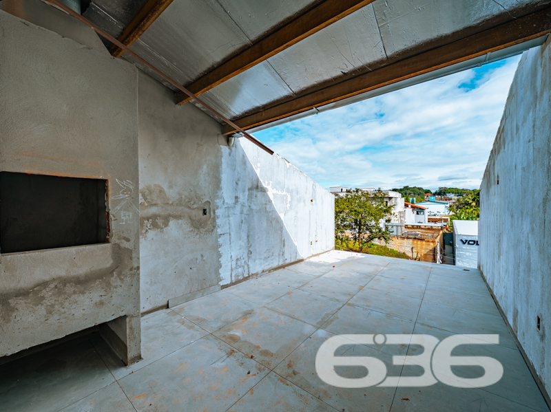Viva o melhor do conforto e da praticidade em um geminado de alta qualidade no bairro Bom Retiro, Joinville/SC!
Para quem busca um imóvel contemporâneo, prático e repleto de conforto, apresentamos este sobrado geminado com 143,04m² de área construída. Este imóvel une o melhor do design moderno com acabamentos de alto padrão, oferecendo o refúgio ideal para você e sua família em um dos bairros mais desejados de Joinville, o Bom Retiro.
Detalhes do Imóvel
O imóvel é novinho em folha e pronto para receber sua família. Com 143,04m² de área construída, cada centímetro foi pensado para garantir conforto, praticidade e uma vida plena de boas experiências. A estrutura é moderna, com acabamento de alto padrão, oferecendo uma residência sofisticada e funcional.
Composição do Sobrado
3 Suítes: Suítes amplas, cada uma planejada para proporcionar o máximo de conforto e privacidade.
Sala de Estar e Jantar Conjugadas: Ambientes integrados que criam uma sensação de amplitude e sofisticação.
Cozinha em Conceito Aberto: A cozinha é planejada para proporcionar praticidade no dia a dia e interatividade com os demais ambientes.
Lavabo: Moderno e prático para visitas.
Garagem Coberta: Espaço para 2 veículos.
Área de Serviço: Bem localizada e ventilada, garantindo praticidade.
Área de Festas no 3º Pavimento com Churrasqueira: Perfeita para momentos de lazer com amigos e familiares.
Conectividade e Conveniência
Este geminado não é apenas um imóvel, é um convite a uma nova forma de viver. Ideal para famílias que desejam estar perto de tudo, sem abrir mão de um espaço moderno e aconchegante. Com escolas, supermercados, transporte público e shoppings a poucos minutos de distância, sua rotina será muito mais prática e agradável.
Agende Sua Visita
Não perca a oportunidade de conhecer este imóvel que reúne design moderno, qualidade e localização estratégica. Entre em contato conosco para agendar uma visita e descobrir o que este sobrado geminado pode oferecer para sua família.
636 NEGÓCIOS IMOBILIÁRIOS: A SUA MELHOR ESCOLHA
Com mais de 30 anos de experiência, a 636 Negócios Imobiliários é sua parceira ideal para encontrar o imóvel perfeito. Estamos prontos para ajudá-lo a fazer deste imóvel o seu novo lar.
Telefone: (47) 3451-0636
WhatsApp: (47) 99190-0636
Não perca esta oportunidade única. Visite nosso site para mais informações: i636.com.br