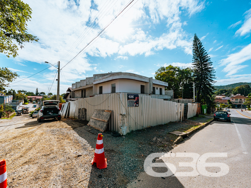 Viva o melhor do conforto e da praticidade em um geminado de alta qualidade no bairro Bom Retiro, Joinville/SC!
Para quem busca um imóvel contemporâneo, prático e repleto de conforto, apresentamos este sobrado geminado com 143,04m² de área construída. Este imóvel une o melhor do design moderno com acabamentos de alto padrão, oferecendo o refúgio ideal para você e sua família em um dos bairros mais desejados de Joinville, o Bom Retiro.
Detalhes do Imóvel
O imóvel é novinho em folha e pronto para receber sua família. Com 143,04m² de área construída, cada centímetro foi pensado para garantir conforto, praticidade e uma vida plena de boas experiências. A estrutura é moderna, com acabamento de alto padrão, oferecendo uma residência sofisticada e funcional.
Composição do Sobrado
3 Suítes: Suítes amplas, cada uma planejada para proporcionar o máximo de conforto e privacidade.
Sala de Estar e Jantar Conjugadas: Ambientes integrados que criam uma sensação de amplitude e sofisticação.
Cozinha em Conceito Aberto: A cozinha é planejada para proporcionar praticidade no dia a dia e interatividade com os demais ambientes.
Lavabo: Moderno e prático para visitas.
Garagem Coberta: Espaço para 2 veículos.
Área de Serviço: Bem localizada e ventilada, garantindo praticidade.
Área de Festas no 3º Pavimento com Churrasqueira: Perfeita para momentos de lazer com amigos e familiares.
Conectividade e Conveniência
Este geminado não é apenas um imóvel, é um convite a uma nova forma de viver. Ideal para famílias que desejam estar perto de tudo, sem abrir mão de um espaço moderno e aconchegante. Com escolas, supermercados, transporte público e shoppings a poucos minutos de distância, sua rotina será muito mais prática e agradável.
Agende Sua Visita
Não perca a oportunidade de conhecer este imóvel que reúne design moderno, qualidade e localização estratégica. Entre em contato conosco para agendar uma visita e descobrir o que este sobrado geminado pode oferecer para sua família.
636 NEGÓCIOS IMOBILIÁRIOS: A SUA MELHOR ESCOLHA
Com mais de 30 anos de experiência, a 636 Negócios Imobiliários é sua parceira ideal para encontrar o imóvel perfeito. Estamos prontos para ajudá-lo a fazer deste imóvel o seu novo lar.
Telefone: (47) 3451-0636
WhatsApp: (47) 99190-0636
Não perca esta oportunidade única. Visite nosso site para mais informações: i636.com.br