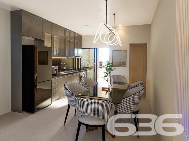 Descubra o Luxo de Morar Bem em Joinville!

Localizada no privilegiado bairro Bom Retiro, esta residência geminada tipo sobrado oferece um design moderno com acabamentos de alta qualidade, ideal para quem busca conforto e sofisticação. Com previsão de entrega para março de 2025.

Com um generoso terreno de 629,25m² e 113,08m² de área construída, esta residência foi meticulosamente projetada para aproveitar ao máximo o espaço e a luz natural. O norte da casa abre para um jardim meticulosamente cuidado, enquanto o layout interno maximiza a privacidade e a interação familiar.

O primeiro andar apresenta uma área de estar elegante com acesso direto a uma cozinha moderna e totalmente equipada, destacando-se pelo design sofisticado e integrado com a sala de jantar. Os detalhes de acabamento são impecáveis.

Subindo as escadas, você encontrará um santuário particular com dois dormitórios, incluindo uma suíte luxuosa com sacada, oferecendo vistas serenas do entorno. Cada espaço foi cuidadosamente considerado para garantir conforto e privacidade. 

Além do mais, a residência conta com uma área de festas externa que é verdadeiramente um destaque. Espaçosa e com cozinha gourmet, é perfeita para receber amigos e família em qualquer época do ano. A garagem descoberta acomoda dois carros, e detalhes como portão eletrônico e interfone reforçam a segurança e a conveniência do lar.

Localizada estrategicamente, a residência está a minutos do centro de Joinville e da BR-101, facilitando o acesso a diversas partes da cidade. A proximidade com o Shopping, universidades e escolas, além de supermercados e outros serviços essenciais, torna esta oferta ainda mais atraente.

Venha viver em um lugar onde cada detalhe foi pensado para elevar sua experiência de moradia a um novo patamar. Esta residência não é apenas uma casa, é o ponto de partida para uma vida de realizações e felicidade. Não perca esta oportunidade única. Agende uma visita e veja por si mesmo por que este imóvel é a escolha perfeita para você e sua família.
 
636 NEGÓCIOS IMOBILIÁRIOS: A SUA MELHOR ESCOLHA
Com mais de 30 anos de experiência, a 636 Negócios Imobiliários é sua parceira ideal para encontrar o imóvel perfeito. Estamos prontos para ajudá-lo a fazer deste imóvel o seu novo lar.
 
Telefone: (47) 3451-0636
WhatsApp: (47) 99190-0636
 
Não perca esta oportunidade única. Visite nosso site para mais informações: i636.com.br