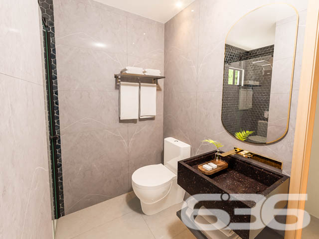 Descubra o Luxo de Morar Bem em Joinville!

Localizada no privilegiado bairro Bom Retiro, esta residência geminada tipo sobrado oferece um design moderno com acabamentos de alta qualidade, ideal para quem busca conforto e sofisticação. Com previsão de entrega para março de 2025.

Com um generoso terreno de 629,25m² e 113,08m² de área construída, esta residência foi meticulosamente projetada para aproveitar ao máximo o espaço e a luz natural. O norte da casa abre para um jardim meticulosamente cuidado, enquanto o layout interno maximiza a privacidade e a interação familiar.

O primeiro andar apresenta uma área de estar elegante com acesso direto a uma cozinha moderna e totalmente equipada, destacando-se pelo design sofisticado e integrado com a sala de jantar. Os detalhes de acabamento são impecáveis.

Subindo as escadas, você encontrará um santuário particular com dois dormitórios, incluindo uma suíte luxuosa com sacada, oferecendo vistas serenas do entorno. Cada espaço foi cuidadosamente considerado para garantir conforto e privacidade. 

Além do mais, a residência conta com uma área de festas externa que é verdadeiramente um destaque. Espaçosa e com cozinha gourmet, é perfeita para receber amigos e família em qualquer época do ano. A garagem descoberta acomoda dois carros, e detalhes como portão eletrônico e interfone reforçam a segurança e a conveniência do lar.

Localizada estrategicamente, a residência está a minutos do centro de Joinville e da BR-101, facilitando o acesso a diversas partes da cidade. A proximidade com o Shopping, universidades e escolas, além de supermercados e outros serviços essenciais, torna esta oferta ainda mais atraente.

Venha viver em um lugar onde cada detalhe foi pensado para elevar sua experiência de moradia a um novo patamar. Esta residência não é apenas uma casa, é o ponto de partida para uma vida de realizações e felicidade. Não perca esta oportunidade única. Agende uma visita e veja por si mesmo por que este imóvel é a escolha perfeita para você e sua família.
 
636 NEGÓCIOS IMOBILIÁRIOS: A SUA MELHOR ESCOLHA
Com mais de 30 anos de experiência, a 636 Negócios Imobiliários é sua parceira ideal para encontrar o imóvel perfeito. Estamos prontos para ajudá-lo a fazer deste imóvel o seu novo lar.
 
Telefone: (47) 3451-0636
WhatsApp: (47) 99190-0636
 
Não perca esta oportunidade única. Visite nosso site para mais informações: i636.com.br