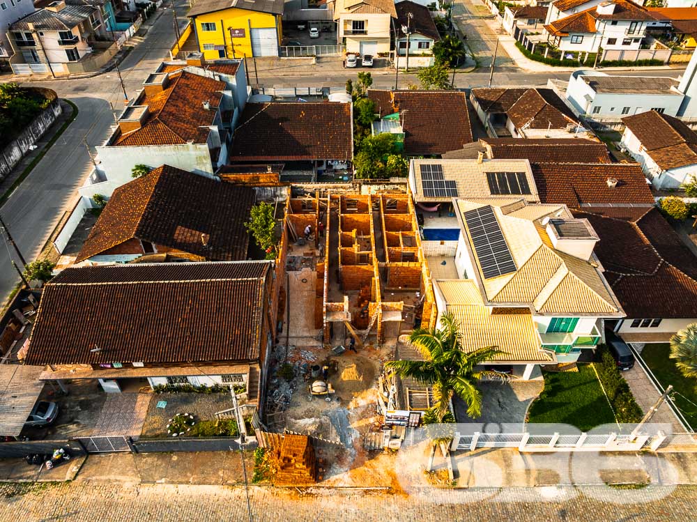 Excelente Geminado Térreo no Bairro Floresta – Joinville/SC
Apresentamos uma excelente oportunidade de aquisição de um geminado térreo, situado no bairro Floresta, Joinville/SC, com entrega prevista para março de 2025. Uma construção moderna, pensada para garantir conforto, praticidade e qualidade de vida para você e sua família.
Este imóvel é ideal para quem busca um projeto contemporâneo com ótimo aproveitamento de espaço, localizado em uma região em constante valorização.
Composição: 3 dormitórios, sala de estar e jantar integradas, cozinha espaçosa, 1 banheiro social e 2 vagas de garagem.
Este geminado está sendo construído com materiais de alta qualidade, atendendo a todas as exigências de quem busca conforto e modernidade. O projeto prevê amplos espaços de convivência, com layout bem pensado para oferecer praticidade no dia a dia.
Localização Privilegiada: O bairro Floresta é conhecido por sua excelente infraestrutura e tranquilidade, sendo ideal para quem deseja morar bem em Joinville. Com fácil acesso às principais vias da cidade, o imóvel está próximo a escolas, praças, e oferece diversas opções de lazer e comércio nas proximidades.
Porque escolher este imóvel?
Localização Estratégica: Perto de tudo que você precisa.
Qualidade de Construção: Projeto moderno e materiais de primeira linha.
Oportunidade de Investimento: Região em constante valorização, o que torna este imóvel um excelente investimento.
Conforto e Praticidade: Ambientes planejados para o bem-estar de sua família.
Não perca essa oportunidade de garantir o imóvel dos seus sonhos! Agende uma visita e venha conhecer de perto cada detalhe deste belíssimo geminado no coração do bairro Floresta.
636 NEGÓCIOS IMOBILIÁRIOS: A SUA MELHOR ESCOLHA
Com mais de 30 anos de experiência, a 636 Negócios Imobiliários é sua parceira ideal para encontrar o imóvel perfeito. Estamos prontos para ajudá-lo a fazer deste imóvel o seu novo lar.
Telefone: (47) 3451-0636
WhatsApp: (47) 99190-0636
Não perca esta oportunidade única. Visite nosso site para mais informações: i636.com.br