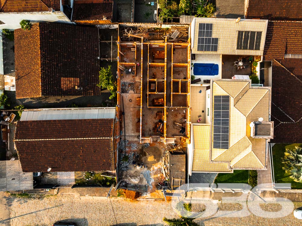 Excelente Geminado Térreo no Bairro Floresta – Joinville/SC
Apresentamos uma excelente oportunidade de aquisição de um geminado térreo, situado no bairro Floresta, Joinville/SC, com entrega prevista para março de 2025. Uma construção moderna, pensada para garantir conforto, praticidade e qualidade de vida para você e sua família.
Este imóvel é ideal para quem busca um projeto contemporâneo com ótimo aproveitamento de espaço, localizado em uma região em constante valorização.
Composição: 3 dormitórios, sala de estar e jantar integradas, cozinha espaçosa, 1 banheiro social e 2 vagas de garagem.
Este geminado está sendo construído com materiais de alta qualidade, atendendo a todas as exigências de quem busca conforto e modernidade. O projeto prevê amplos espaços de convivência, com layout bem pensado para oferecer praticidade no dia a dia.
Localização Privilegiada: O bairro Floresta é conhecido por sua excelente infraestrutura e tranquilidade, sendo ideal para quem deseja morar bem em Joinville. Com fácil acesso às principais vias da cidade, o imóvel está próximo a escolas, praças, e oferece diversas opções de lazer e comércio nas proximidades.
Porque escolher este imóvel?
Localização Estratégica: Perto de tudo que você precisa.
Qualidade de Construção: Projeto moderno e materiais de primeira linha.
Oportunidade de Investimento: Região em constante valorização, o que torna este imóvel um excelente investimento.
Conforto e Praticidade: Ambientes planejados para o bem-estar de sua família.
Não perca essa oportunidade de garantir o imóvel dos seus sonhos! Agende uma visita e venha conhecer de perto cada detalhe deste belíssimo geminado no coração do bairro Floresta.
636 NEGÓCIOS IMOBILIÁRIOS: A SUA MELHOR ESCOLHA
Com mais de 30 anos de experiência, a 636 Negócios Imobiliários é sua parceira ideal para encontrar o imóvel perfeito. Estamos prontos para ajudá-lo a fazer deste imóvel o seu novo lar.
Telefone: (47) 3451-0636
WhatsApp: (47) 99190-0636
Não perca esta oportunidade única. Visite nosso site para mais informações: i636.com.br