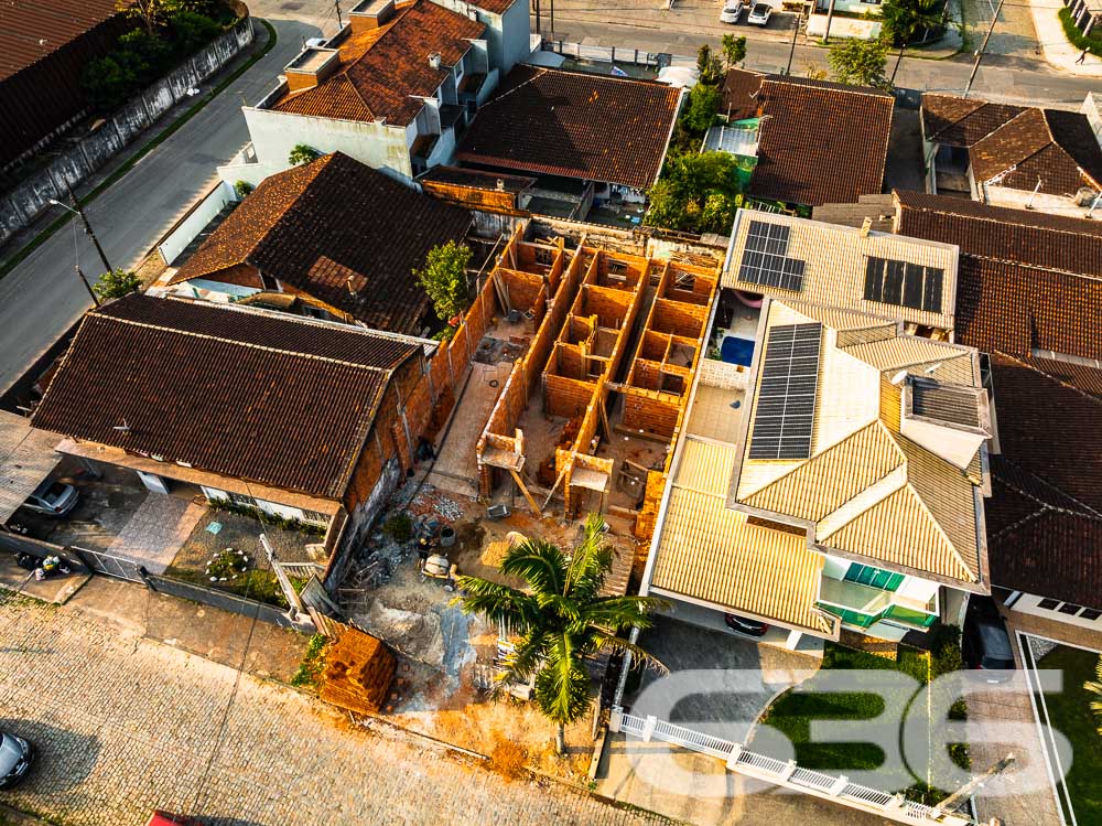 Excelente Geminado Térreo no Bairro Floresta – Joinville/SC
Apresentamos uma excelente oportunidade de aquisição de um geminado térreo, situado no bairro Floresta, Joinville/SC, com entrega prevista para março de 2025. Uma construção moderna, pensada para garantir conforto, praticidade e qualidade de vida para você e sua família.
Este imóvel é ideal para quem busca um projeto contemporâneo com ótimo aproveitamento de espaço, localizado em uma região em constante valorização.
Composição: 3 dormitórios, sala de estar e jantar integradas, cozinha espaçosa, 1 banheiro social e 2 vagas de garagem.
Este geminado está sendo construído com materiais de alta qualidade, atendendo a todas as exigências de quem busca conforto e modernidade. O projeto prevê amplos espaços de convivência, com layout bem pensado para oferecer praticidade no dia a dia.
Localização Privilegiada: O bairro Floresta é conhecido por sua excelente infraestrutura e tranquilidade, sendo ideal para quem deseja morar bem em Joinville. Com fácil acesso às principais vias da cidade, o imóvel está próximo a escolas, praças, e oferece diversas opções de lazer e comércio nas proximidades.
Porque escolher este imóvel?
Localização Estratégica: Perto de tudo que você precisa.
Qualidade de Construção: Projeto moderno e materiais de primeira linha.
Oportunidade de Investimento: Região em constante valorização, o que torna este imóvel um excelente investimento.
Conforto e Praticidade: Ambientes planejados para o bem-estar de sua família.
Não perca essa oportunidade de garantir o imóvel dos seus sonhos! Agende uma visita e venha conhecer de perto cada detalhe deste belíssimo geminado no coração do bairro Floresta.
636 NEGÓCIOS IMOBILIÁRIOS: A SUA MELHOR ESCOLHA
Com mais de 30 anos de experiência, a 636 Negócios Imobiliários é sua parceira ideal para encontrar o imóvel perfeito. Estamos prontos para ajudá-lo a fazer deste imóvel o seu novo lar.
Telefone: (47) 3451-0636
WhatsApp: (47) 99190-0636
Não perca esta oportunidade única. Visite nosso site para mais informações: i636.com.br