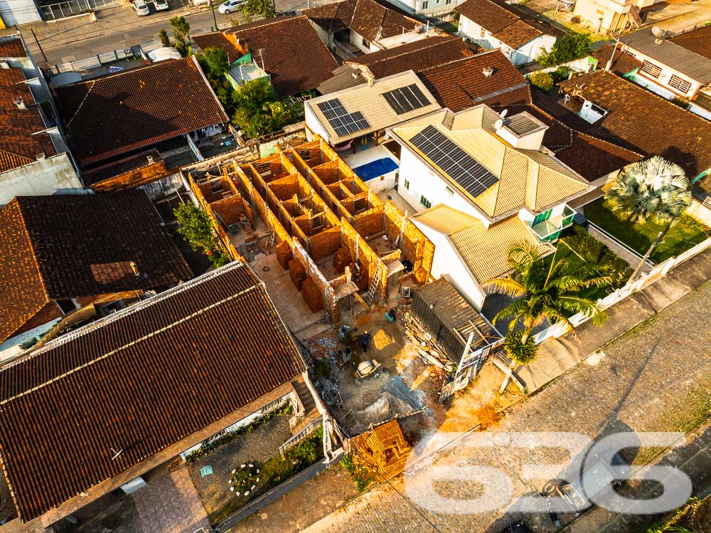 Excelente Geminado Térreo no Bairro Floresta – Joinville/SC
Apresentamos uma excelente oportunidade de aquisição de um geminado térreo, situado no bairro Floresta, Joinville/SC, com entrega prevista para março de 2025. Uma construção moderna, pensada para garantir conforto, praticidade e qualidade de vida para você e sua família.
Este imóvel é ideal para quem busca um projeto contemporâneo com ótimo aproveitamento de espaço, localizado em uma região em constante valorização.
Composição: 3 dormitórios, sala de estar e jantar integradas, cozinha espaçosa, 1 banheiro social e 2 vagas de garagem.
Este geminado está sendo construído com materiais de alta qualidade, atendendo a todas as exigências de quem busca conforto e modernidade. O projeto prevê amplos espaços de convivência, com layout bem pensado para oferecer praticidade no dia a dia.
Localização Privilegiada: O bairro Floresta é conhecido por sua excelente infraestrutura e tranquilidade, sendo ideal para quem deseja morar bem em Joinville. Com fácil acesso às principais vias da cidade, o imóvel está próximo a escolas, praças, e oferece diversas opções de lazer e comércio nas proximidades.
Porque escolher este imóvel?
Localização Estratégica: Perto de tudo que você precisa.
Qualidade de Construção: Projeto moderno e materiais de primeira linha.
Oportunidade de Investimento: Região em constante valorização, o que torna este imóvel um excelente investimento.
Conforto e Praticidade: Ambientes planejados para o bem-estar de sua família.
Não perca essa oportunidade de garantir o imóvel dos seus sonhos! Agende uma visita e venha conhecer de perto cada detalhe deste belíssimo geminado no coração do bairro Floresta.
636 NEGÓCIOS IMOBILIÁRIOS: A SUA MELHOR ESCOLHA
Com mais de 30 anos de experiência, a 636 Negócios Imobiliários é sua parceira ideal para encontrar o imóvel perfeito. Estamos prontos para ajudá-lo a fazer deste imóvel o seu novo lar.
Telefone: (47) 3451-0636
WhatsApp: (47) 99190-0636
Não perca esta oportunidade única. Visite nosso site para mais informações: i636.com.br