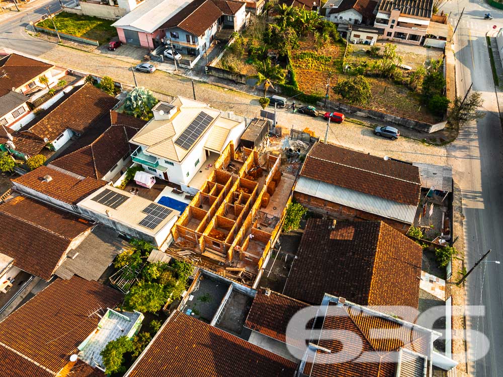 Excelente Geminado Térreo no Bairro Floresta – Joinville/SC
Apresentamos uma excelente oportunidade de aquisição de um geminado térreo, situado no bairro Floresta, Joinville/SC, com entrega prevista para março de 2025. Uma construção moderna, pensada para garantir conforto, praticidade e qualidade de vida para você e sua família.
Este imóvel é ideal para quem busca um projeto contemporâneo com ótimo aproveitamento de espaço, localizado em uma região em constante valorização.
Composição: 3 dormitórios, sala de estar e jantar integradas, cozinha espaçosa, 1 banheiro social e 2 vagas de garagem.
Este geminado está sendo construído com materiais de alta qualidade, atendendo a todas as exigências de quem busca conforto e modernidade. O projeto prevê amplos espaços de convivência, com layout bem pensado para oferecer praticidade no dia a dia.
Localização Privilegiada: O bairro Floresta é conhecido por sua excelente infraestrutura e tranquilidade, sendo ideal para quem deseja morar bem em Joinville. Com fácil acesso às principais vias da cidade, o imóvel está próximo a escolas, praças, e oferece diversas opções de lazer e comércio nas proximidades.
Porque escolher este imóvel?
Localização Estratégica: Perto de tudo que você precisa.
Qualidade de Construção: Projeto moderno e materiais de primeira linha.
Oportunidade de Investimento: Região em constante valorização, o que torna este imóvel um excelente investimento.
Conforto e Praticidade: Ambientes planejados para o bem-estar de sua família.
Não perca essa oportunidade de garantir o imóvel dos seus sonhos! Agende uma visita e venha conhecer de perto cada detalhe deste belíssimo geminado no coração do bairro Floresta.
636 NEGÓCIOS IMOBILIÁRIOS: A SUA MELHOR ESCOLHA
Com mais de 30 anos de experiência, a 636 Negócios Imobiliários é sua parceira ideal para encontrar o imóvel perfeito. Estamos prontos para ajudá-lo a fazer deste imóvel o seu novo lar.
Telefone: (47) 3451-0636
WhatsApp: (47) 99190-0636
Não perca esta oportunidade única. Visite nosso site para mais informações: i636.com.br