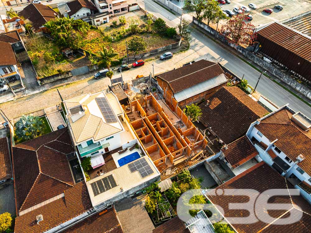 Excelente Geminado Térreo no Bairro Floresta – Joinville/SC
Apresentamos uma excelente oportunidade de aquisição de um geminado térreo, situado no bairro Floresta, Joinville/SC, com entrega prevista para março de 2025. Uma construção moderna, pensada para garantir conforto, praticidade e qualidade de vida para você e sua família.
Este imóvel é ideal para quem busca um projeto contemporâneo com ótimo aproveitamento de espaço, localizado em uma região em constante valorização.
Composição: 3 dormitórios, sala de estar e jantar integradas, cozinha espaçosa, 1 banheiro social e 2 vagas de garagem.
Este geminado está sendo construído com materiais de alta qualidade, atendendo a todas as exigências de quem busca conforto e modernidade. O projeto prevê amplos espaços de convivência, com layout bem pensado para oferecer praticidade no dia a dia.
Localização Privilegiada: O bairro Floresta é conhecido por sua excelente infraestrutura e tranquilidade, sendo ideal para quem deseja morar bem em Joinville. Com fácil acesso às principais vias da cidade, o imóvel está próximo a escolas, praças, e oferece diversas opções de lazer e comércio nas proximidades.
Porque escolher este imóvel?
Localização Estratégica: Perto de tudo que você precisa.
Qualidade de Construção: Projeto moderno e materiais de primeira linha.
Oportunidade de Investimento: Região em constante valorização, o que torna este imóvel um excelente investimento.
Conforto e Praticidade: Ambientes planejados para o bem-estar de sua família.
Não perca essa oportunidade de garantir o imóvel dos seus sonhos! Agende uma visita e venha conhecer de perto cada detalhe deste belíssimo geminado no coração do bairro Floresta.
636 NEGÓCIOS IMOBILIÁRIOS: A SUA MELHOR ESCOLHA
Com mais de 30 anos de experiência, a 636 Negócios Imobiliários é sua parceira ideal para encontrar o imóvel perfeito. Estamos prontos para ajudá-lo a fazer deste imóvel o seu novo lar.
Telefone: (47) 3451-0636
WhatsApp: (47) 99190-0636
Não perca esta oportunidade única. Visite nosso site para mais informações: i636.com.br