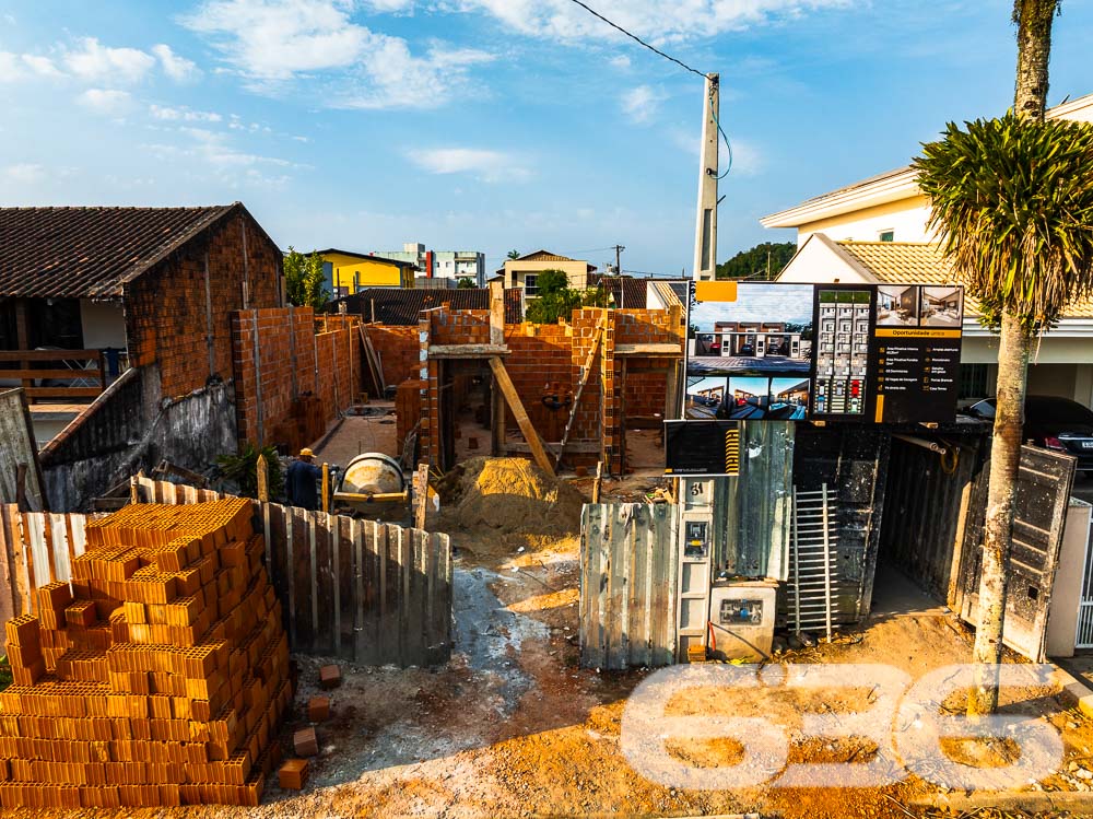 Excelente Geminado Térreo no Bairro Floresta – Joinville/SC
Apresentamos uma excelente oportunidade de aquisição de um geminado térreo, situado no bairro Floresta, Joinville/SC, com entrega prevista para março de 2025. Uma construção moderna, pensada para garantir conforto, praticidade e qualidade de vida para você e sua família.
Este imóvel é ideal para quem busca um projeto contemporâneo com ótimo aproveitamento de espaço, localizado em uma região em constante valorização.
Composição: 3 dormitórios, sala de estar e jantar integradas, cozinha espaçosa, 1 banheiro social e 2 vagas de garagem.
Este geminado está sendo construído com materiais de alta qualidade, atendendo a todas as exigências de quem busca conforto e modernidade. O projeto prevê amplos espaços de convivência, com layout bem pensado para oferecer praticidade no dia a dia.
Localização Privilegiada: O bairro Floresta é conhecido por sua excelente infraestrutura e tranquilidade, sendo ideal para quem deseja morar bem em Joinville. Com fácil acesso às principais vias da cidade, o imóvel está próximo a escolas, praças, e oferece diversas opções de lazer e comércio nas proximidades.
Porque escolher este imóvel?
Localização Estratégica: Perto de tudo que você precisa.
Qualidade de Construção: Projeto moderno e materiais de primeira linha.
Oportunidade de Investimento: Região em constante valorização, o que torna este imóvel um excelente investimento.
Conforto e Praticidade: Ambientes planejados para o bem-estar de sua família.
Não perca essa oportunidade de garantir o imóvel dos seus sonhos! Agende uma visita e venha conhecer de perto cada detalhe deste belíssimo geminado no coração do bairro Floresta.
636 NEGÓCIOS IMOBILIÁRIOS: A SUA MELHOR ESCOLHA
Com mais de 30 anos de experiência, a 636 Negócios Imobiliários é sua parceira ideal para encontrar o imóvel perfeito. Estamos prontos para ajudá-lo a fazer deste imóvel o seu novo lar.
Telefone: (47) 3451-0636
WhatsApp: (47) 99190-0636
Não perca esta oportunidade única. Visite nosso site para mais informações: i636.com.br