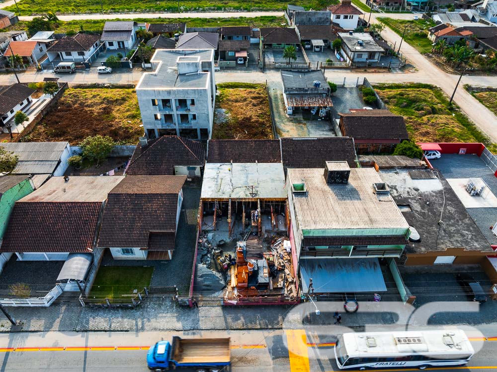Imóvel Geminado Sobrado com Entrega em 2025 no Bairro Ulysses Guimarães, Joinville/SC
Prepare-se para conhecer o seu novo lar! Este geminado moderno e funcional oferece a perfeita combinação entre praticidade, conforto e localização privilegiada em Joinville, SC. Localizado no bairro Ulysses Guimarães, o sobrado está inserido em uma rua pavimentada, com previsão de entrega para março de 2025. Ideal para quem busca um imóvel de qualidade e um investimento em uma região em constante valorização.
Situada em rua pavimentada, a região oferece tranquilidade e fácil acesso às principais vias e comodidades da cidade, proporcionando uma rotina prática e funcional. Além disso, a posição do imóvel, voltada para o leste, garante uma iluminação natural privilegiada ao longo do dia, valorizando ainda mais o ambiente interno.
Distribuição e Ambientes:
O projeto deste sobrado geminado foi desenhado para otimizar cada metro quadrado. Com uma planta inteligente, a residência oferece:
Dois dormitórios bem distribuídos, ideais para acomodar a família com privacidade e conforto.
Sala de estar e jantar integradas em um ambiente amplo e arejado, perfeito para momentos de convivência e lazer.
Cozinha funcional, com layout prático, projetado para facilitar o dia a dia.
Banheiro completo e lavabo, garantindo praticidade para moradores e visitas.
Sacada que proporciona um espaço ao ar livre privativo, onde você pode desfrutar de uma vista agradável e momentos de descanso.
Área de serviço bem posicionada, garantindo a funcionalidade necessária sem comprometer o visual do ambiente.
Duas vagas de garagem, oferecendo espaço e segurança para os veículos.
Essa casa geminada é mais que uma residência; é a base para o estilo de vida que você sempre quis, onde modernidade, conforto e conveniência estão lado a lado. Aproveite essa oportunidade de realizar o sonho de adquirir uma propriedade em uma das regiões que mais crescem em Joinville.
Entre em contato e agende uma visita para conhecer seu futuro lar!
636 NEGÓCIOS IMOBILIÁRIOS: A SUA MELHOR ESCOLHA
Com mais de 30 anos de experiência, a 636 Negócios Imobiliários é sua parceira ideal para encontrar o imóvel perfeito. Estamos prontos para ajudá-lo a fazer deste imóvel o seu novo lar.
Telefone: (47) 3451-0636
WhatsApp: (47) 99190-0636
Não perca esta oportunidade única. Visite nosso site para mais informações: i636.com.br