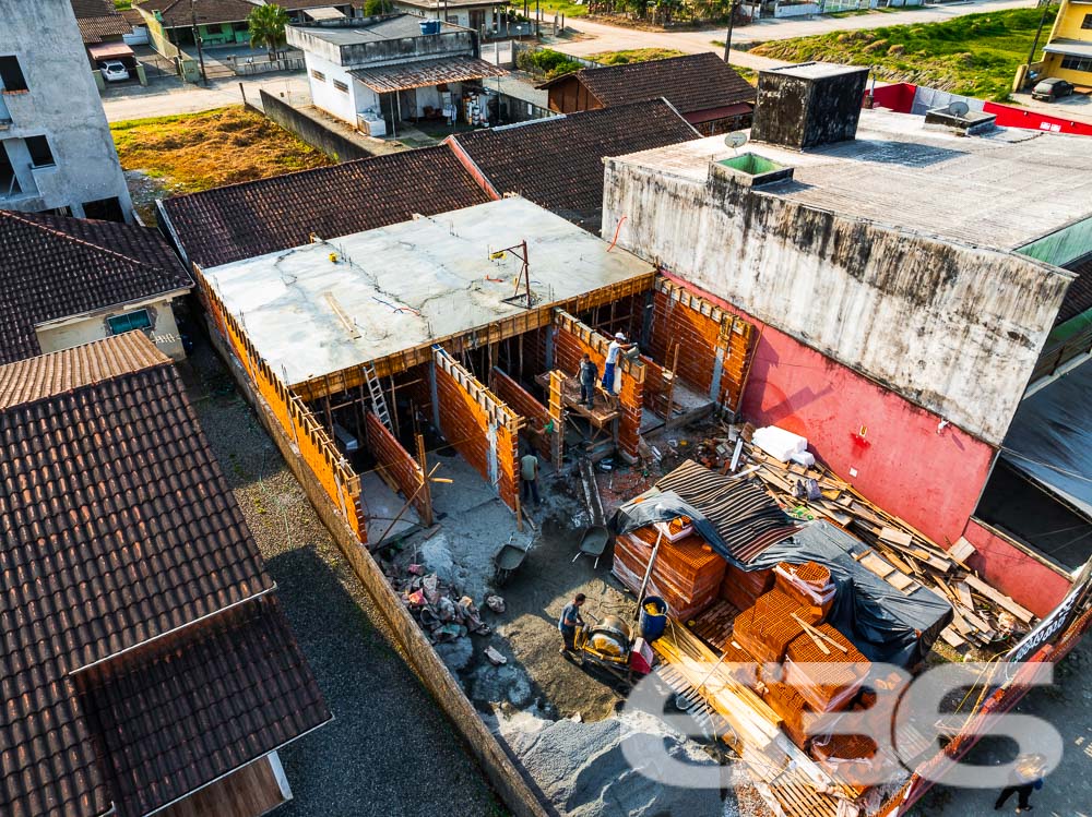 Imóvel Geminado Sobrado com Entrega em 2025 no Bairro Ulysses Guimarães, Joinville/SC
Prepare-se para conhecer o seu novo lar! Este geminado moderno e funcional oferece a perfeita combinação entre praticidade, conforto e localização privilegiada em Joinville, SC. Localizado no bairro Ulysses Guimarães, o sobrado está inserido em uma rua pavimentada, com previsão de entrega para março de 2025. Ideal para quem busca um imóvel de qualidade e um investimento em uma região em constante valorização.
Situada em rua pavimentada, a região oferece tranquilidade e fácil acesso às principais vias e comodidades da cidade, proporcionando uma rotina prática e funcional. Além disso, a posição do imóvel, voltada para o leste, garante uma iluminação natural privilegiada ao longo do dia, valorizando ainda mais o ambiente interno.
Distribuição e Ambientes:
O projeto deste sobrado geminado foi desenhado para otimizar cada metro quadrado. Com uma planta inteligente, a residência oferece:
Dois dormitórios bem distribuídos, ideais para acomodar a família com privacidade e conforto.
Sala de estar e jantar integradas em um ambiente amplo e arejado, perfeito para momentos de convivência e lazer.
Cozinha funcional, com layout prático, projetado para facilitar o dia a dia.
Banheiro completo e lavabo, garantindo praticidade para moradores e visitas.
Sacada que proporciona um espaço ao ar livre privativo, onde você pode desfrutar de uma vista agradável e momentos de descanso.
Área de serviço bem posicionada, garantindo a funcionalidade necessária sem comprometer o visual do ambiente.
Duas vagas de garagem, oferecendo espaço e segurança para os veículos.
Essa casa geminada é mais que uma residência; é a base para o estilo de vida que você sempre quis, onde modernidade, conforto e conveniência estão lado a lado. Aproveite essa oportunidade de realizar o sonho de adquirir uma propriedade em uma das regiões que mais crescem em Joinville.
Entre em contato e agende uma visita para conhecer seu futuro lar!
636 NEGÓCIOS IMOBILIÁRIOS: A SUA MELHOR ESCOLHA
Com mais de 30 anos de experiência, a 636 Negócios Imobiliários é sua parceira ideal para encontrar o imóvel perfeito. Estamos prontos para ajudá-lo a fazer deste imóvel o seu novo lar.
Telefone: (47) 3451-0636
WhatsApp: (47) 99190-0636
Não perca esta oportunidade única. Visite nosso site para mais informações: i636.com.br