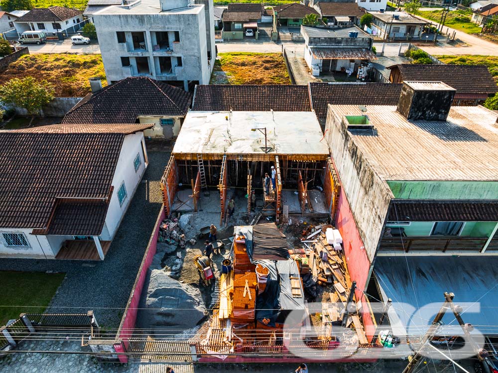 Imóvel Geminado Sobrado com Entrega em 2025 no Bairro Ulysses Guimarães, Joinville/SC
Prepare-se para conhecer o seu novo lar! Este geminado moderno e funcional oferece a perfeita combinação entre praticidade, conforto e localização privilegiada em Joinville, SC. Localizado no bairro Ulysses Guimarães, o sobrado está inserido em uma rua pavimentada, com previsão de entrega para março de 2025. Ideal para quem busca um imóvel de qualidade e um investimento em uma região em constante valorização.
Situada em rua pavimentada, a região oferece tranquilidade e fácil acesso às principais vias e comodidades da cidade, proporcionando uma rotina prática e funcional. Além disso, a posição do imóvel, voltada para o leste, garante uma iluminação natural privilegiada ao longo do dia, valorizando ainda mais o ambiente interno.
Distribuição e Ambientes:
O projeto deste sobrado geminado foi desenhado para otimizar cada metro quadrado. Com uma planta inteligente, a residência oferece:
Dois dormitórios bem distribuídos, ideais para acomodar a família com privacidade e conforto.
Sala de estar e jantar integradas em um ambiente amplo e arejado, perfeito para momentos de convivência e lazer.
Cozinha funcional, com layout prático, projetado para facilitar o dia a dia.
Banheiro completo e lavabo, garantindo praticidade para moradores e visitas.
Sacada que proporciona um espaço ao ar livre privativo, onde você pode desfrutar de uma vista agradável e momentos de descanso.
Área de serviço bem posicionada, garantindo a funcionalidade necessária sem comprometer o visual do ambiente.
Duas vagas de garagem, oferecendo espaço e segurança para os veículos.
Essa casa geminada é mais que uma residência; é a base para o estilo de vida que você sempre quis, onde modernidade, conforto e conveniência estão lado a lado. Aproveite essa oportunidade de realizar o sonho de adquirir uma propriedade em uma das regiões que mais crescem em Joinville.
Entre em contato e agende uma visita para conhecer seu futuro lar!
636 NEGÓCIOS IMOBILIÁRIOS: A SUA MELHOR ESCOLHA
Com mais de 30 anos de experiência, a 636 Negócios Imobiliários é sua parceira ideal para encontrar o imóvel perfeito. Estamos prontos para ajudá-lo a fazer deste imóvel o seu novo lar.
Telefone: (47) 3451-0636
WhatsApp: (47) 99190-0636
Não perca esta oportunidade única. Visite nosso site para mais informações: i636.com.br