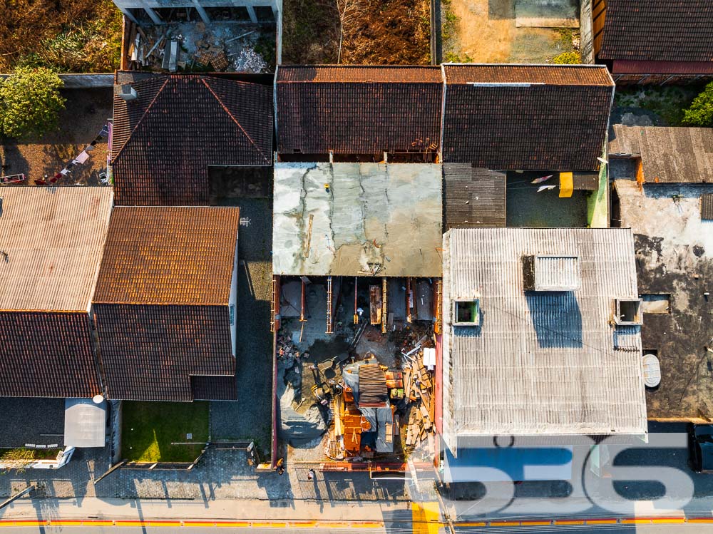 Imóvel Geminado Sobrado com Entrega em 2025 no Bairro Ulysses Guimarães, Joinville/SC
Prepare-se para conhecer o seu novo lar! Este geminado moderno e funcional oferece a perfeita combinação entre praticidade, conforto e localização privilegiada em Joinville, SC. Localizado no bairro Ulysses Guimarães, o sobrado está inserido em uma rua pavimentada, com previsão de entrega para março de 2025. Ideal para quem busca um imóvel de qualidade e um investimento em uma região em constante valorização.
Situada em rua pavimentada, a região oferece tranquilidade e fácil acesso às principais vias e comodidades da cidade, proporcionando uma rotina prática e funcional. Além disso, a posição do imóvel, voltada para o leste, garante uma iluminação natural privilegiada ao longo do dia, valorizando ainda mais o ambiente interno.
Distribuição e Ambientes:
O projeto deste sobrado geminado foi desenhado para otimizar cada metro quadrado. Com uma planta inteligente, a residência oferece:
Dois dormitórios bem distribuídos, ideais para acomodar a família com privacidade e conforto.
Sala de estar e jantar integradas em um ambiente amplo e arejado, perfeito para momentos de convivência e lazer.
Cozinha funcional, com layout prático, projetado para facilitar o dia a dia.
Banheiro completo e lavabo, garantindo praticidade para moradores e visitas.
Sacada que proporciona um espaço ao ar livre privativo, onde você pode desfrutar de uma vista agradável e momentos de descanso.
Área de serviço bem posicionada, garantindo a funcionalidade necessária sem comprometer o visual do ambiente.
Duas vagas de garagem, oferecendo espaço e segurança para os veículos.
Essa casa geminada é mais que uma residência; é a base para o estilo de vida que você sempre quis, onde modernidade, conforto e conveniência estão lado a lado. Aproveite essa oportunidade de realizar o sonho de adquirir uma propriedade em uma das regiões que mais crescem em Joinville.
Entre em contato e agende uma visita para conhecer seu futuro lar!
636 NEGÓCIOS IMOBILIÁRIOS: A SUA MELHOR ESCOLHA
Com mais de 30 anos de experiência, a 636 Negócios Imobiliários é sua parceira ideal para encontrar o imóvel perfeito. Estamos prontos para ajudá-lo a fazer deste imóvel o seu novo lar.
Telefone: (47) 3451-0636
WhatsApp: (47) 99190-0636
Não perca esta oportunidade única. Visite nosso site para mais informações: i636.com.br