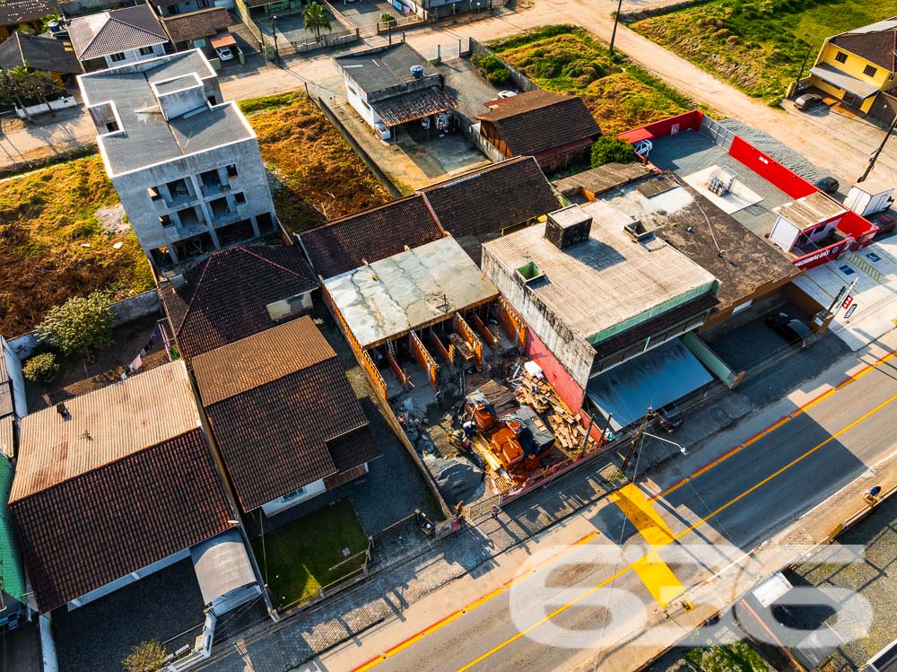 Imóvel Geminado Sobrado com Entrega em 2025 no Bairro Ulysses Guimarães, Joinville/SC
Prepare-se para conhecer o seu novo lar! Este geminado moderno e funcional oferece a perfeita combinação entre praticidade, conforto e localização privilegiada em Joinville, SC. Localizado no bairro Ulysses Guimarães, o sobrado está inserido em uma rua pavimentada, com previsão de entrega para março de 2025. Ideal para quem busca um imóvel de qualidade e um investimento em uma região em constante valorização.
Situada em rua pavimentada, a região oferece tranquilidade e fácil acesso às principais vias e comodidades da cidade, proporcionando uma rotina prática e funcional. Além disso, a posição do imóvel, voltada para o leste, garante uma iluminação natural privilegiada ao longo do dia, valorizando ainda mais o ambiente interno.
Distribuição e Ambientes:
O projeto deste sobrado geminado foi desenhado para otimizar cada metro quadrado. Com uma planta inteligente, a residência oferece:
Dois dormitórios bem distribuídos, ideais para acomodar a família com privacidade e conforto.
Sala de estar e jantar integradas em um ambiente amplo e arejado, perfeito para momentos de convivência e lazer.
Cozinha funcional, com layout prático, projetado para facilitar o dia a dia.
Banheiro completo e lavabo, garantindo praticidade para moradores e visitas.
Sacada que proporciona um espaço ao ar livre privativo, onde você pode desfrutar de uma vista agradável e momentos de descanso.
Área de serviço bem posicionada, garantindo a funcionalidade necessária sem comprometer o visual do ambiente.
Duas vagas de garagem, oferecendo espaço e segurança para os veículos.
Essa casa geminada é mais que uma residência; é a base para o estilo de vida que você sempre quis, onde modernidade, conforto e conveniência estão lado a lado. Aproveite essa oportunidade de realizar o sonho de adquirir uma propriedade em uma das regiões que mais crescem em Joinville.
Entre em contato e agende uma visita para conhecer seu futuro lar!
636 NEGÓCIOS IMOBILIÁRIOS: A SUA MELHOR ESCOLHA
Com mais de 30 anos de experiência, a 636 Negócios Imobiliários é sua parceira ideal para encontrar o imóvel perfeito. Estamos prontos para ajudá-lo a fazer deste imóvel o seu novo lar.
Telefone: (47) 3451-0636
WhatsApp: (47) 99190-0636
Não perca esta oportunidade única. Visite nosso site para mais informações: i636.com.br