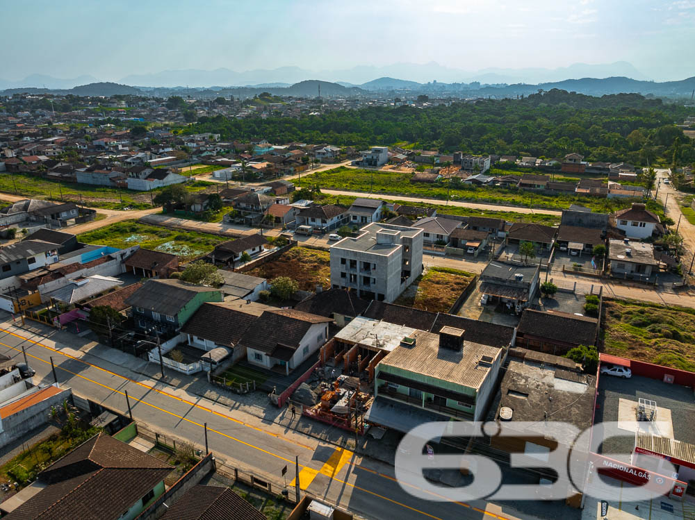 Imóvel Geminado Sobrado com Entrega em 2025 no Bairro Ulysses Guimarães, Joinville/SC
Prepare-se para conhecer o seu novo lar! Este geminado moderno e funcional oferece a perfeita combinação entre praticidade, conforto e localização privilegiada em Joinville, SC. Localizado no bairro Ulysses Guimarães, o sobrado está inserido em uma rua pavimentada, com previsão de entrega para março de 2025. Ideal para quem busca um imóvel de qualidade e um investimento em uma região em constante valorização.
Situada em rua pavimentada, a região oferece tranquilidade e fácil acesso às principais vias e comodidades da cidade, proporcionando uma rotina prática e funcional. Além disso, a posição do imóvel, voltada para o leste, garante uma iluminação natural privilegiada ao longo do dia, valorizando ainda mais o ambiente interno.
Distribuição e Ambientes:
O projeto deste sobrado geminado foi desenhado para otimizar cada metro quadrado. Com uma planta inteligente, a residência oferece:
Dois dormitórios bem distribuídos, ideais para acomodar a família com privacidade e conforto.
Sala de estar e jantar integradas em um ambiente amplo e arejado, perfeito para momentos de convivência e lazer.
Cozinha funcional, com layout prático, projetado para facilitar o dia a dia.
Banheiro completo e lavabo, garantindo praticidade para moradores e visitas.
Sacada que proporciona um espaço ao ar livre privativo, onde você pode desfrutar de uma vista agradável e momentos de descanso.
Área de serviço bem posicionada, garantindo a funcionalidade necessária sem comprometer o visual do ambiente.
Duas vagas de garagem, oferecendo espaço e segurança para os veículos.
Essa casa geminada é mais que uma residência; é a base para o estilo de vida que você sempre quis, onde modernidade, conforto e conveniência estão lado a lado. Aproveite essa oportunidade de realizar o sonho de adquirir uma propriedade em uma das regiões que mais crescem em Joinville.
Entre em contato e agende uma visita para conhecer seu futuro lar!
636 NEGÓCIOS IMOBILIÁRIOS: A SUA MELHOR ESCOLHA
Com mais de 30 anos de experiência, a 636 Negócios Imobiliários é sua parceira ideal para encontrar o imóvel perfeito. Estamos prontos para ajudá-lo a fazer deste imóvel o seu novo lar.
Telefone: (47) 3451-0636
WhatsApp: (47) 99190-0636
Não perca esta oportunidade única. Visite nosso site para mais informações: i636.com.br