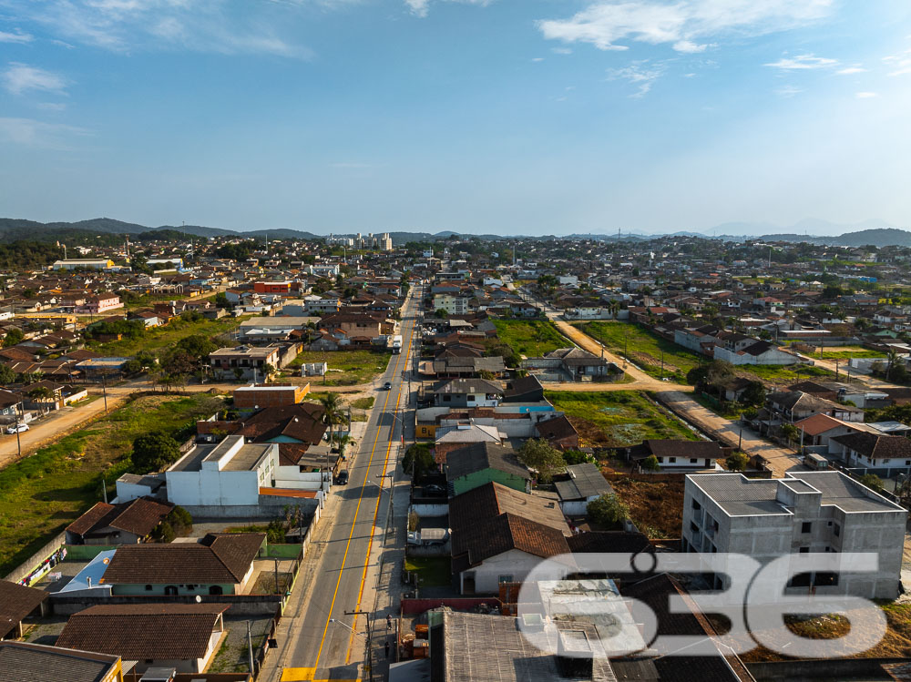 Imóvel Geminado Sobrado com Entrega em 2025 no Bairro Ulysses Guimarães, Joinville/SC
Prepare-se para conhecer o seu novo lar! Este geminado moderno e funcional oferece a perfeita combinação entre praticidade, conforto e localização privilegiada em Joinville, SC. Localizado no bairro Ulysses Guimarães, o sobrado está inserido em uma rua pavimentada, com previsão de entrega para março de 2025. Ideal para quem busca um imóvel de qualidade e um investimento em uma região em constante valorização.
Situada em rua pavimentada, a região oferece tranquilidade e fácil acesso às principais vias e comodidades da cidade, proporcionando uma rotina prática e funcional. Além disso, a posição do imóvel, voltada para o leste, garante uma iluminação natural privilegiada ao longo do dia, valorizando ainda mais o ambiente interno.
Distribuição e Ambientes:
O projeto deste sobrado geminado foi desenhado para otimizar cada metro quadrado. Com uma planta inteligente, a residência oferece:
Dois dormitórios bem distribuídos, ideais para acomodar a família com privacidade e conforto.
Sala de estar e jantar integradas em um ambiente amplo e arejado, perfeito para momentos de convivência e lazer.
Cozinha funcional, com layout prático, projetado para facilitar o dia a dia.
Banheiro completo e lavabo, garantindo praticidade para moradores e visitas.
Sacada que proporciona um espaço ao ar livre privativo, onde você pode desfrutar de uma vista agradável e momentos de descanso.
Área de serviço bem posicionada, garantindo a funcionalidade necessária sem comprometer o visual do ambiente.
Duas vagas de garagem, oferecendo espaço e segurança para os veículos.
Essa casa geminada é mais que uma residência; é a base para o estilo de vida que você sempre quis, onde modernidade, conforto e conveniência estão lado a lado. Aproveite essa oportunidade de realizar o sonho de adquirir uma propriedade em uma das regiões que mais crescem em Joinville.
Entre em contato e agende uma visita para conhecer seu futuro lar!
636 NEGÓCIOS IMOBILIÁRIOS: A SUA MELHOR ESCOLHA
Com mais de 30 anos de experiência, a 636 Negócios Imobiliários é sua parceira ideal para encontrar o imóvel perfeito. Estamos prontos para ajudá-lo a fazer deste imóvel o seu novo lar.
Telefone: (47) 3451-0636
WhatsApp: (47) 99190-0636
Não perca esta oportunidade única. Visite nosso site para mais informações: i636.com.br