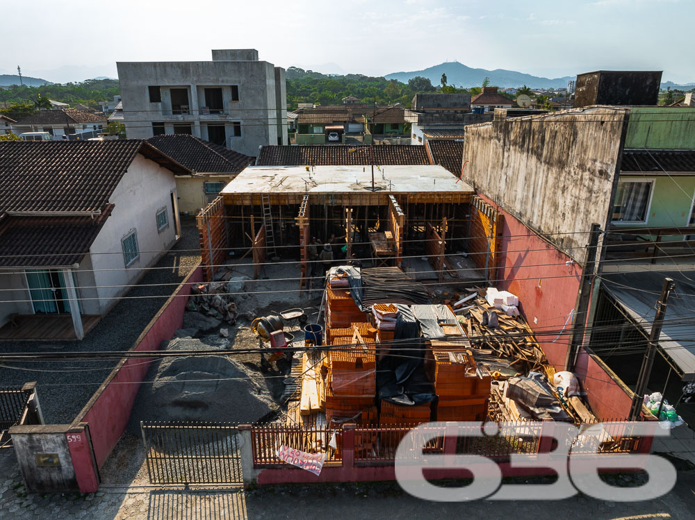 Imóvel Geminado Sobrado com Entrega em 2025 no Bairro Ulysses Guimarães, Joinville/SC
Prepare-se para conhecer o seu novo lar! Este geminado moderno e funcional oferece a perfeita combinação entre praticidade, conforto e localização privilegiada em Joinville, SC. Localizado no bairro Ulysses Guimarães, o sobrado está inserido em uma rua pavimentada, com previsão de entrega para março de 2025. Ideal para quem busca um imóvel de qualidade e um investimento em uma região em constante valorização.
Situada em rua pavimentada, a região oferece tranquilidade e fácil acesso às principais vias e comodidades da cidade, proporcionando uma rotina prática e funcional. Além disso, a posição do imóvel, voltada para o leste, garante uma iluminação natural privilegiada ao longo do dia, valorizando ainda mais o ambiente interno.
Distribuição e Ambientes:
O projeto deste sobrado geminado foi desenhado para otimizar cada metro quadrado. Com uma planta inteligente, a residência oferece:
Dois dormitórios bem distribuídos, ideais para acomodar a família com privacidade e conforto.
Sala de estar e jantar integradas em um ambiente amplo e arejado, perfeito para momentos de convivência e lazer.
Cozinha funcional, com layout prático, projetado para facilitar o dia a dia.
Banheiro completo e lavabo, garantindo praticidade para moradores e visitas.
Sacada que proporciona um espaço ao ar livre privativo, onde você pode desfrutar de uma vista agradável e momentos de descanso.
Área de serviço bem posicionada, garantindo a funcionalidade necessária sem comprometer o visual do ambiente.
Duas vagas de garagem, oferecendo espaço e segurança para os veículos.
Essa casa geminada é mais que uma residência; é a base para o estilo de vida que você sempre quis, onde modernidade, conforto e conveniência estão lado a lado. Aproveite essa oportunidade de realizar o sonho de adquirir uma propriedade em uma das regiões que mais crescem em Joinville.
Entre em contato e agende uma visita para conhecer seu futuro lar!
636 NEGÓCIOS IMOBILIÁRIOS: A SUA MELHOR ESCOLHA
Com mais de 30 anos de experiência, a 636 Negócios Imobiliários é sua parceira ideal para encontrar o imóvel perfeito. Estamos prontos para ajudá-lo a fazer deste imóvel o seu novo lar.
Telefone: (47) 3451-0636
WhatsApp: (47) 99190-0636
Não perca esta oportunidade única. Visite nosso site para mais informações: i636.com.br